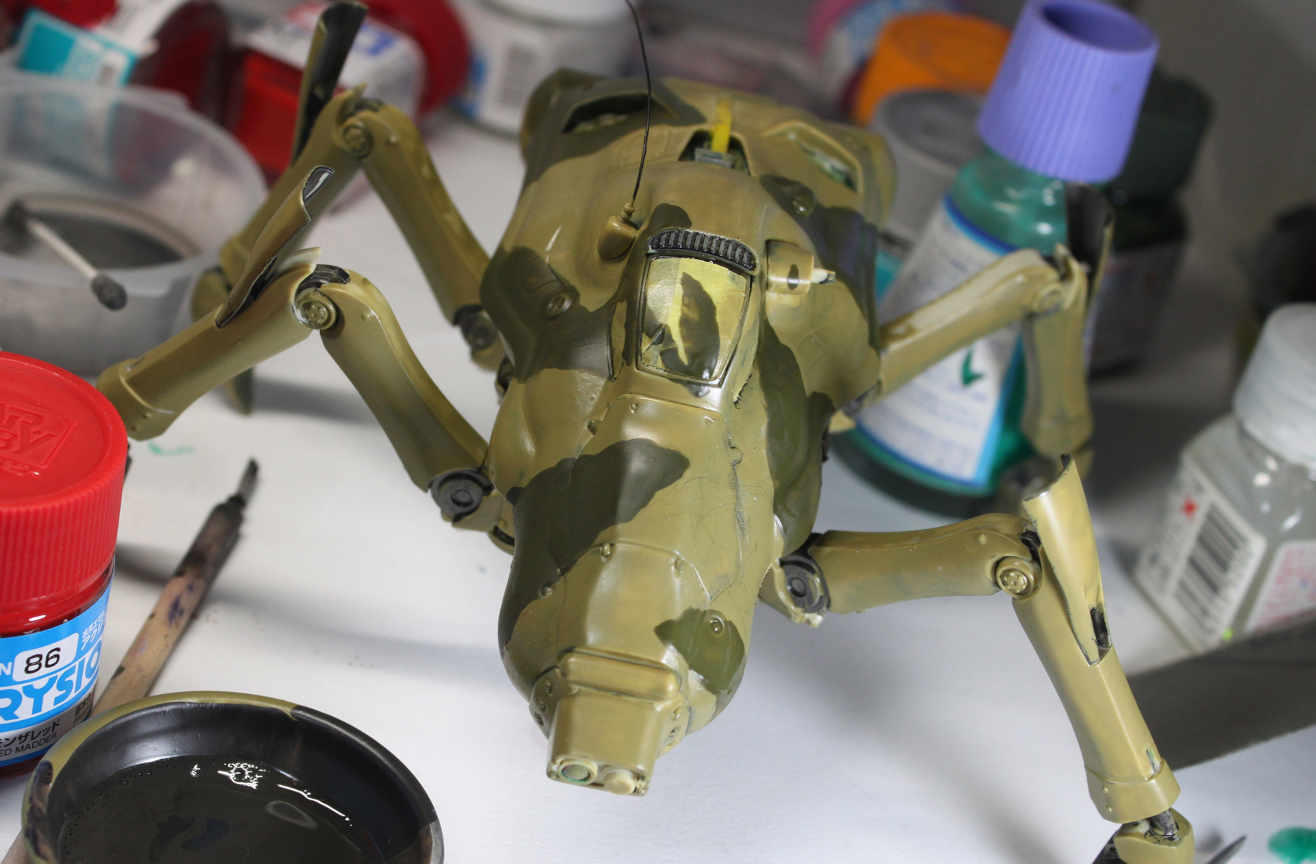 緑を塗ったところ。写真だとよくわからないかもしれませんが、厚塗りもいいところなので、筆ムラというよりも別の物体が付着している風になっています