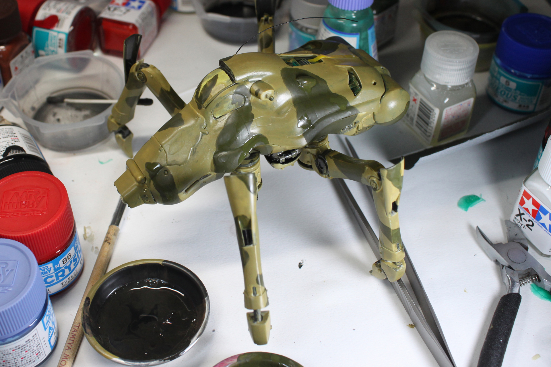 緑を塗ったところ。写真だとよくわからないかもしれませんが、厚塗りもいいところなので、筆ムラというよりも別の物体が付着している風になっています