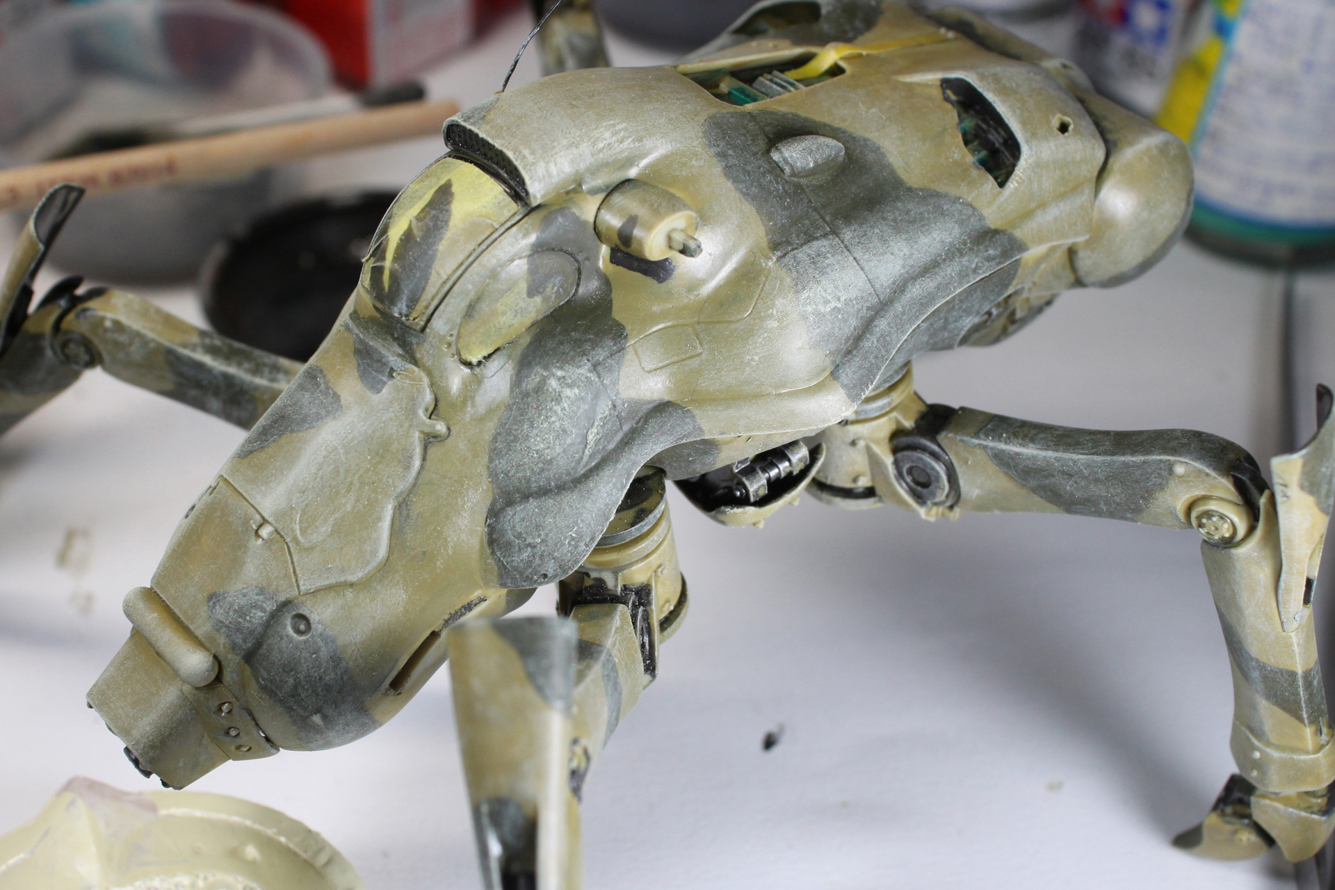 Oh！　ここまで白っちゃけるとは！　しかも塗料の粘度が濃すぎてしまい、ドライブラシというよりは塗料がダマになってところどころゴロゴロしてしまったうえに、筆ムラまでもがくっきりと