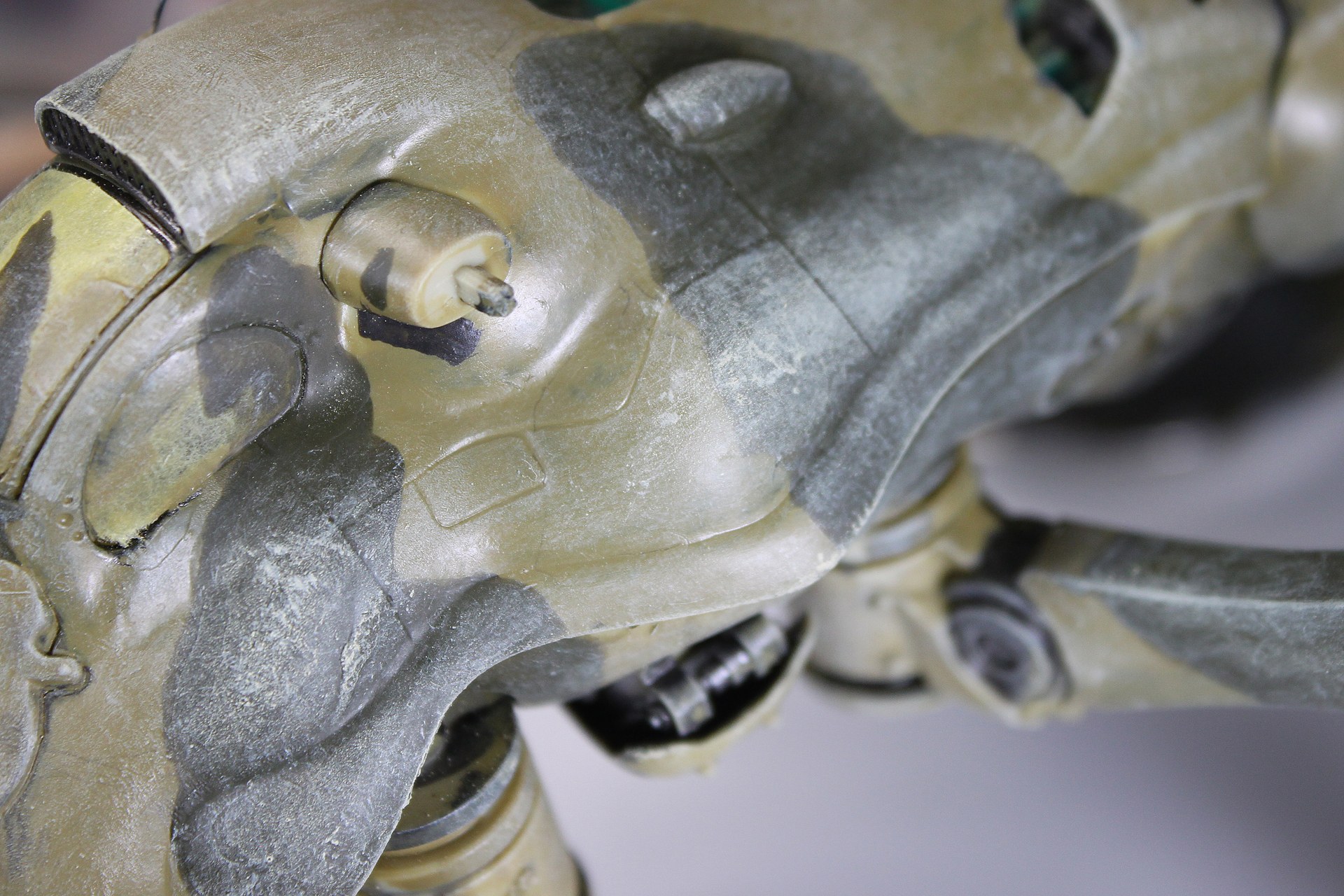 Oh！　ここまで白っちゃけるとは！　しかも塗料の粘度が濃すぎてしまい、ドライブラシというよりは塗料がダマになってところどころゴロゴロしてしまったうえに、筆ムラまでもがくっきりと