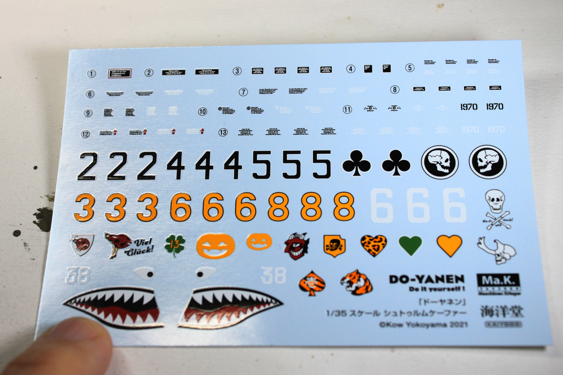 キットに付属のデカールです。部隊マークも入っています。注意書きのマークは貼り指示がありますので、そのとおり貼っていきます。