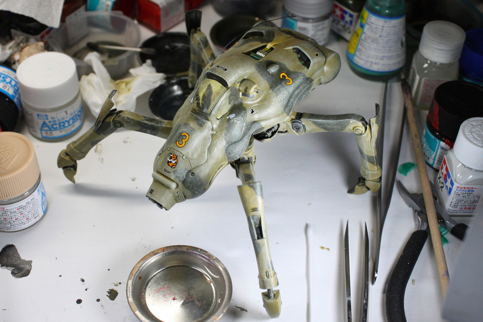 デカールを貼り終えたところ。まあ、ちょっとは「らしく」なったかな？　でもドライブラシの失敗（いや、それ以前からか……）はデカいなあ