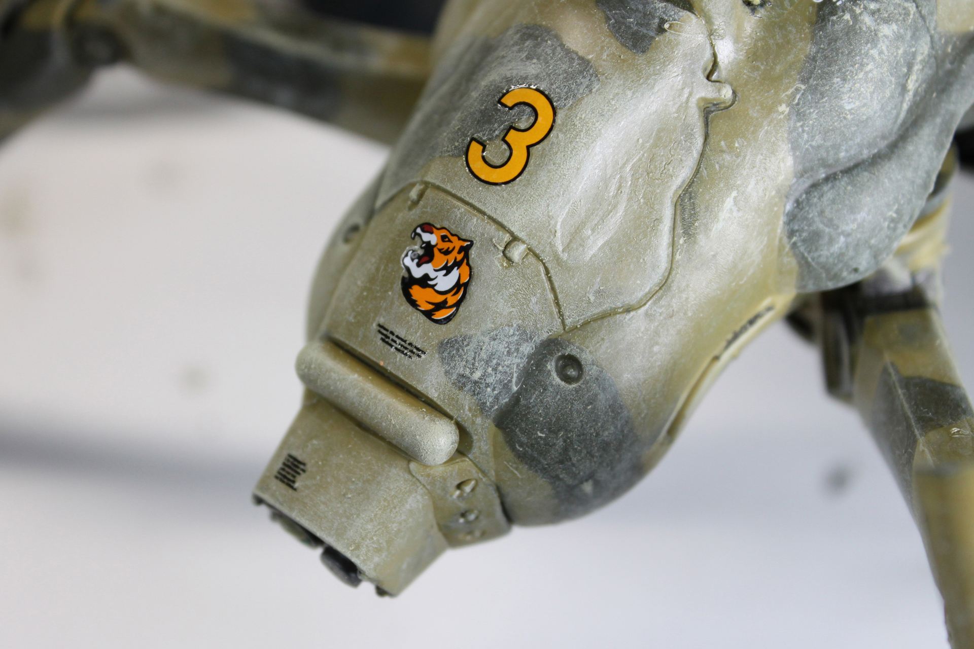 デカールを貼り終えたところ。まあ、ちょっとは「らしく」なったかな？　でもドライブラシの失敗（いや、それ以前からか……）はデカいなあ