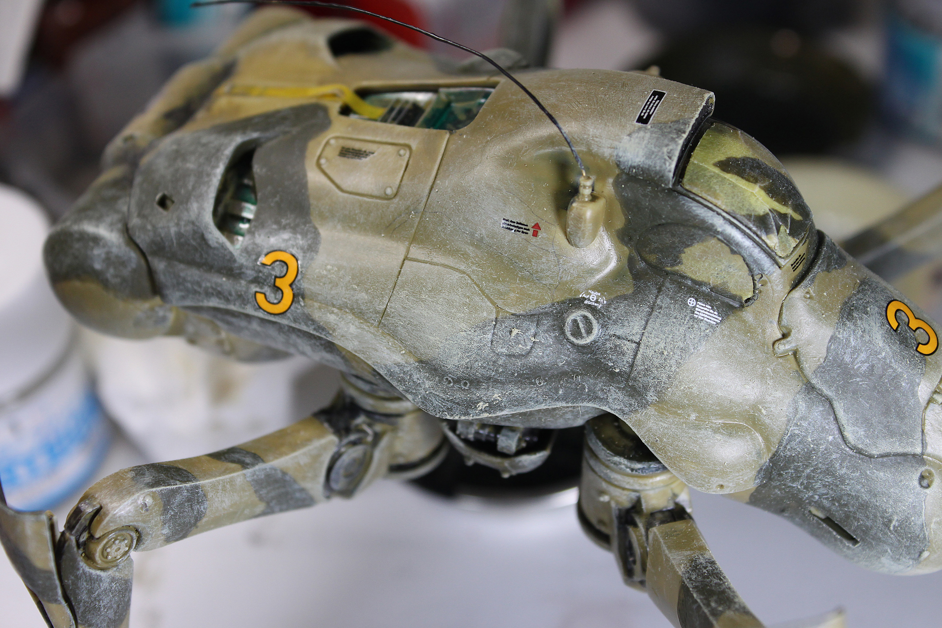 デカールを貼り終えたところ。まあ、ちょっとは「らしく」なったかな？　でもドライブラシの失敗（いや、それ以前からか……）はデカいなあ