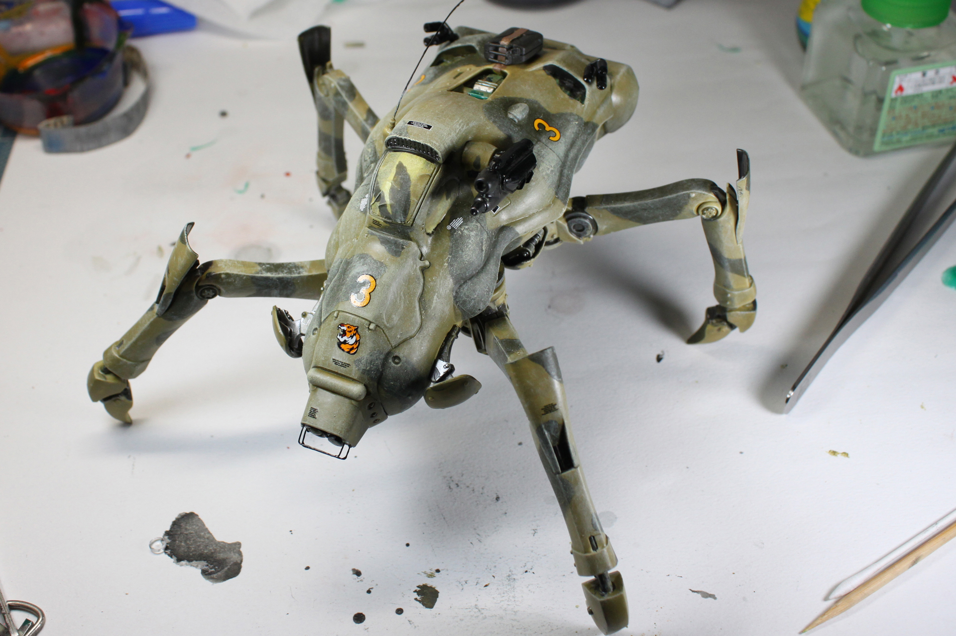 デカールを貼り終えたところ。まあ、ちょっとは「らしく」なったかな？　でもドライブラシの失敗（いや、それ以前からか……）はデカいなあ