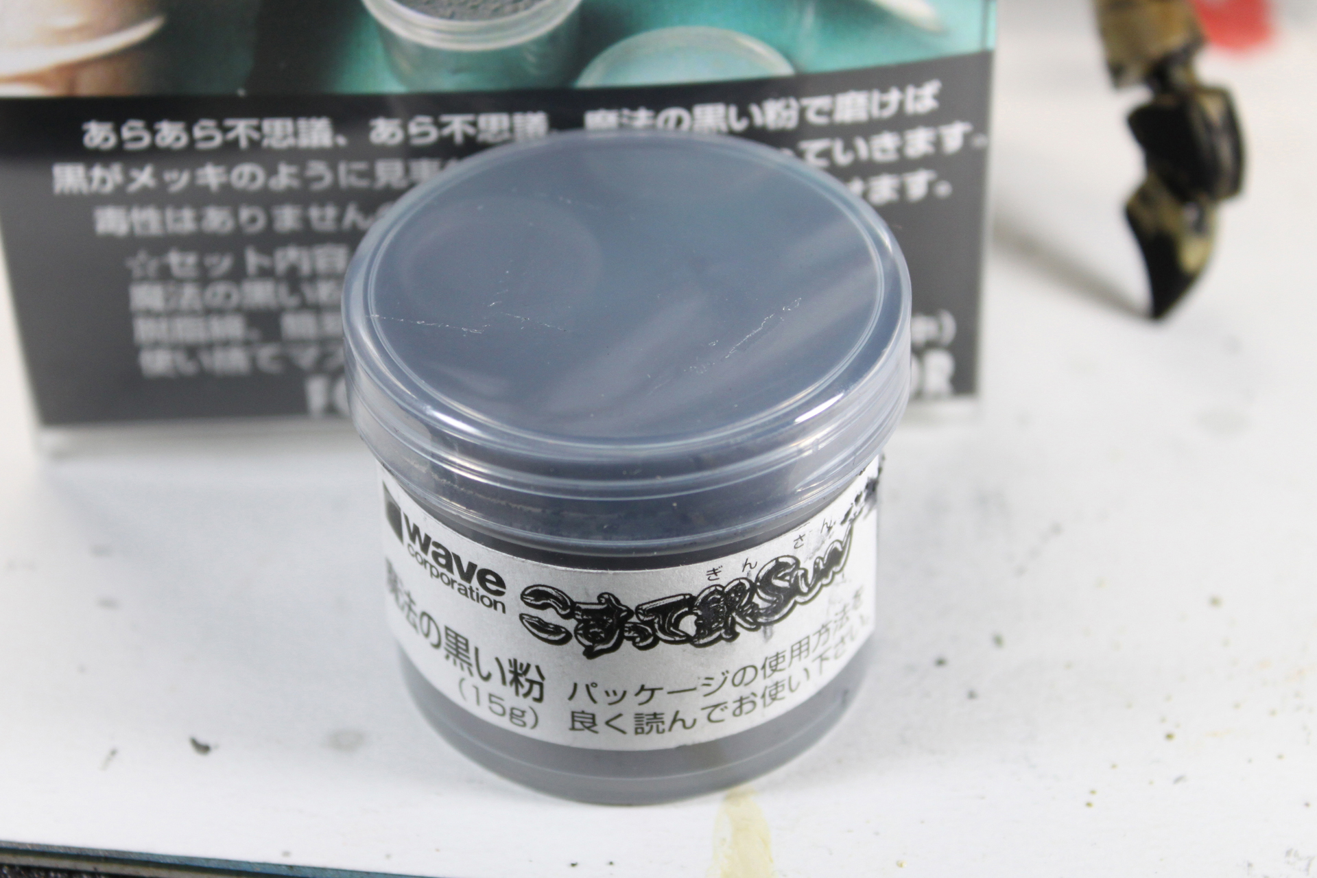 こすって銀Sun。蓋を開けただけで粉がふわーっと舞うくらい細かいので、取り扱いはお気をつけください。