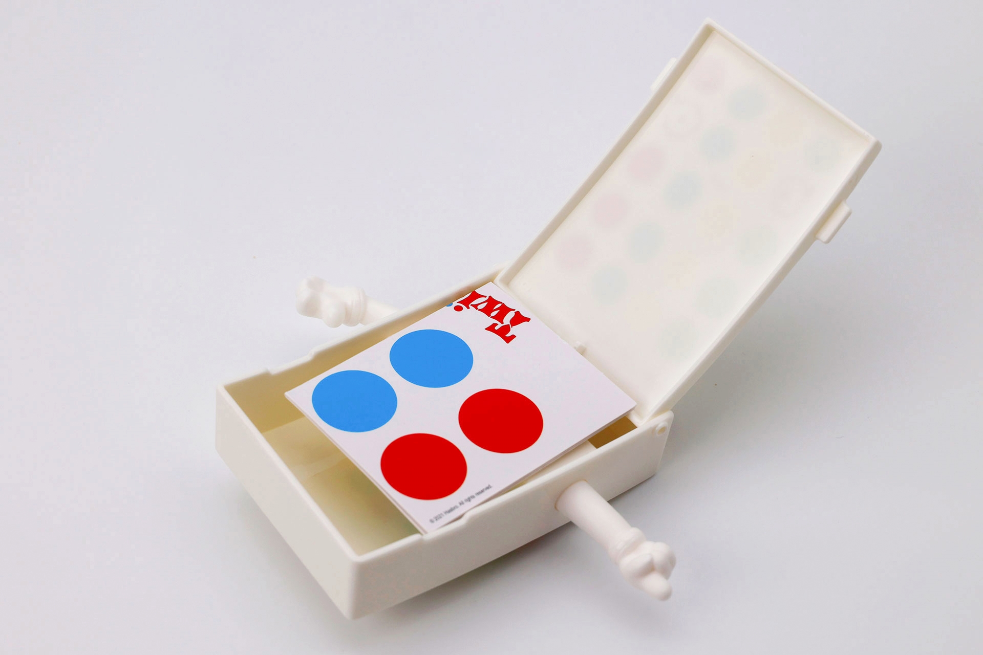 こちらがケースを開けたところ。中にはゲームに使用するシートが入っている
