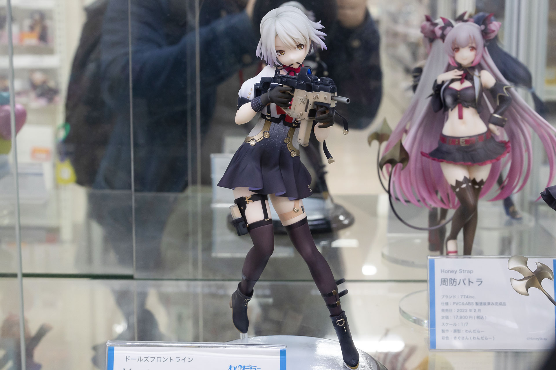 オリジナルのイラストにあった、微妙に身体をくねらせたポーズもそっくりそのまま再現されている。