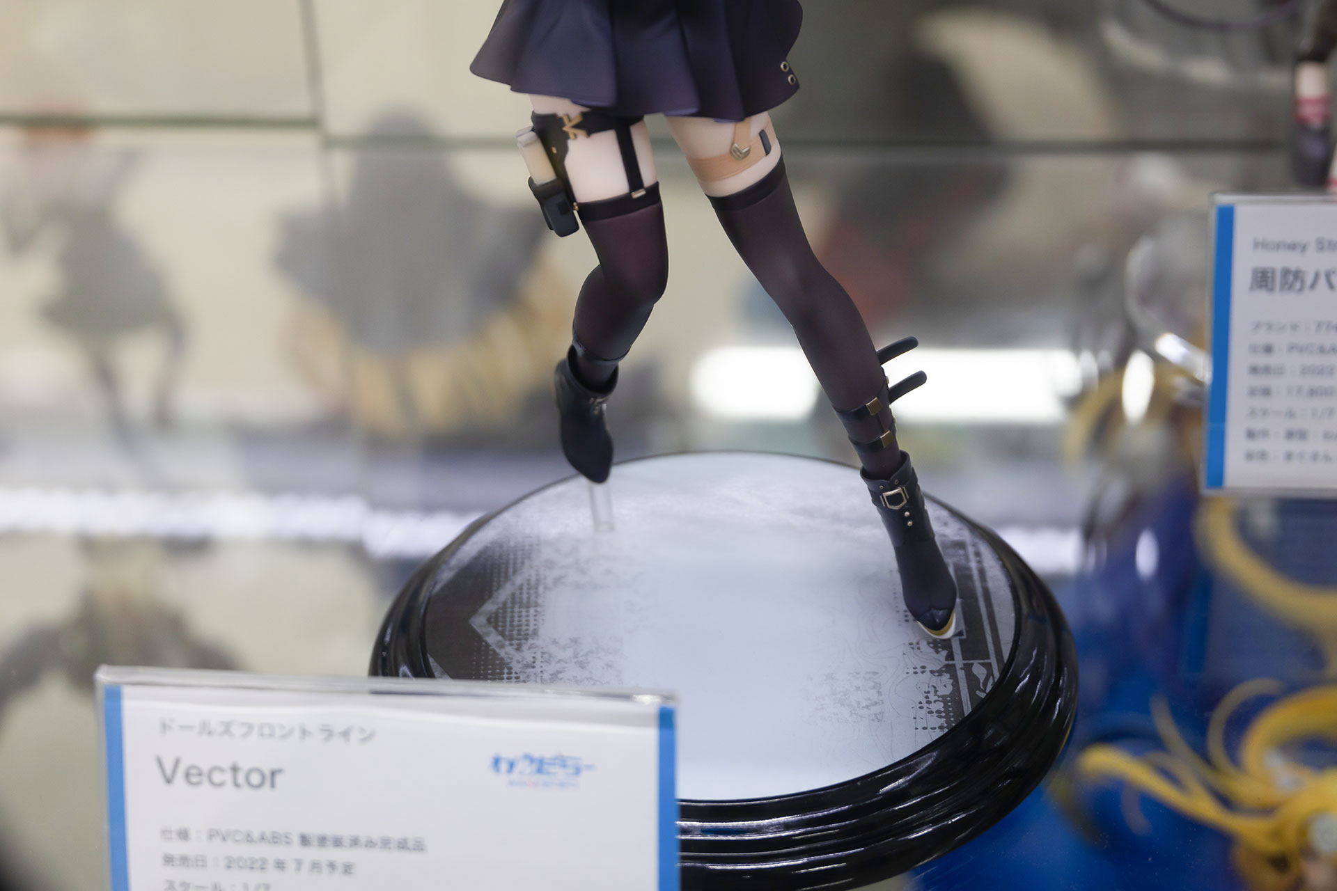 台座も高級感溢れる作りだ。片足が浮いているような感じになっているところも面白い。