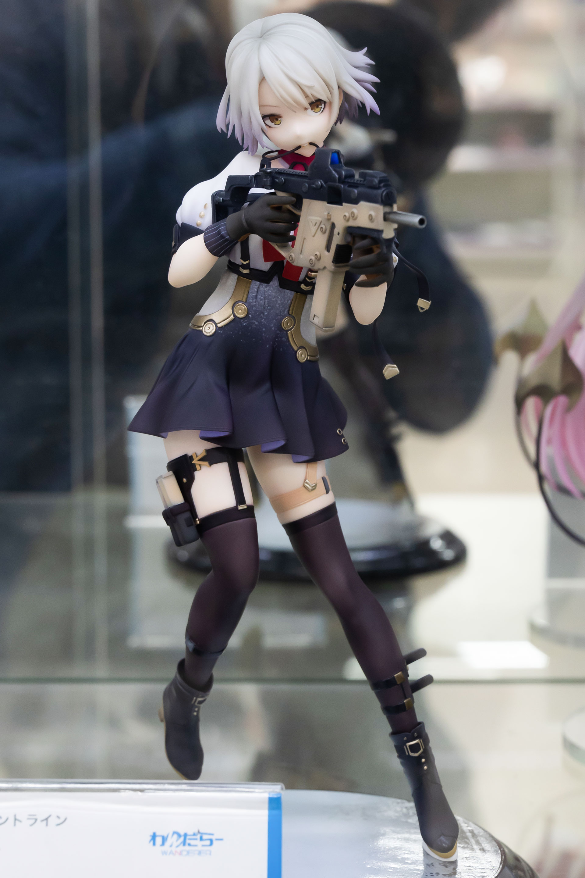 台座部分を抜かした本体だけの全高は約230mmだ。