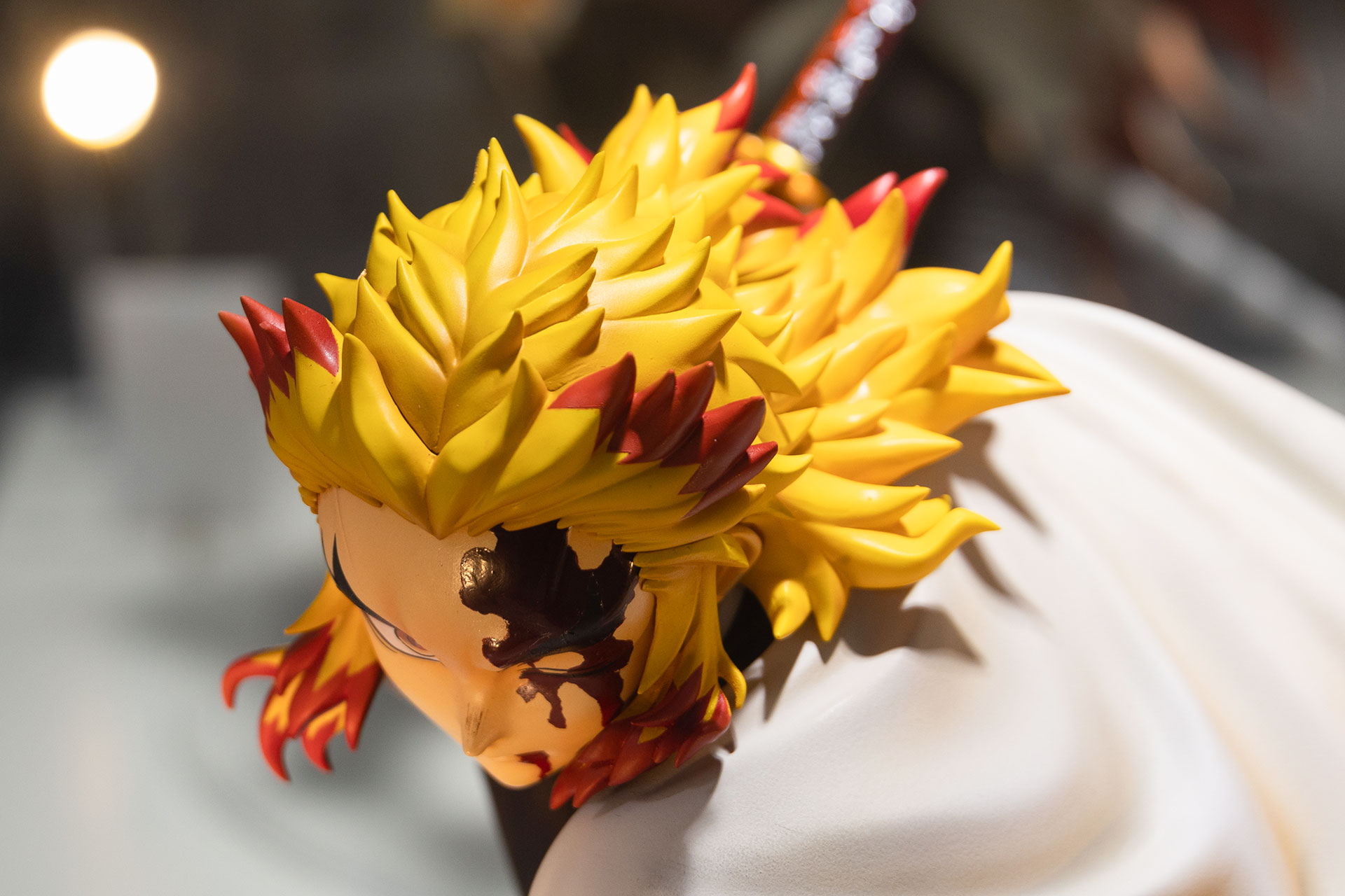 なかなか複雑な形状をした髪型は、このようなスタイルになっている。