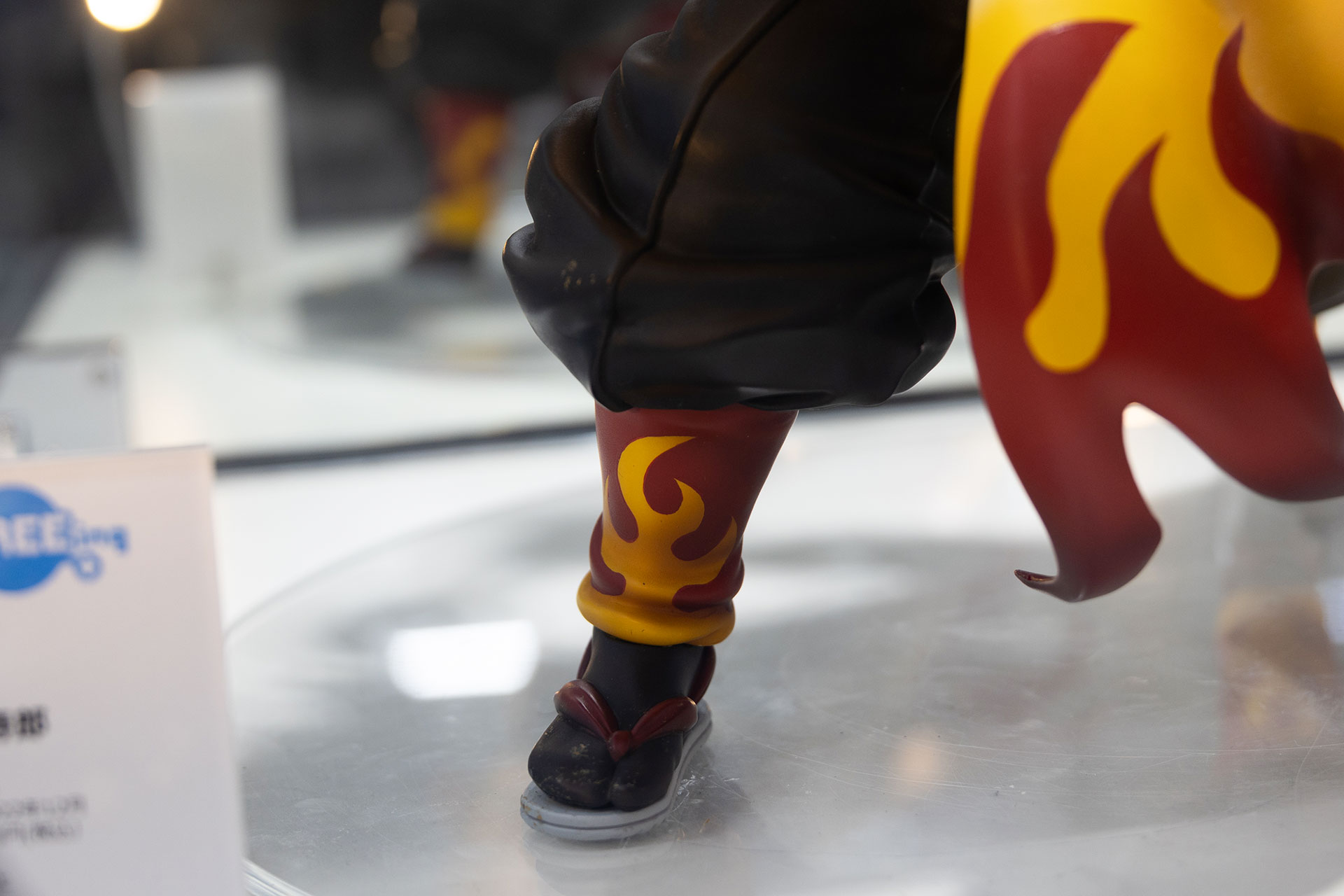 足元にも炎のデザインが採用されている。台座部分はシンプルなクリアだ。