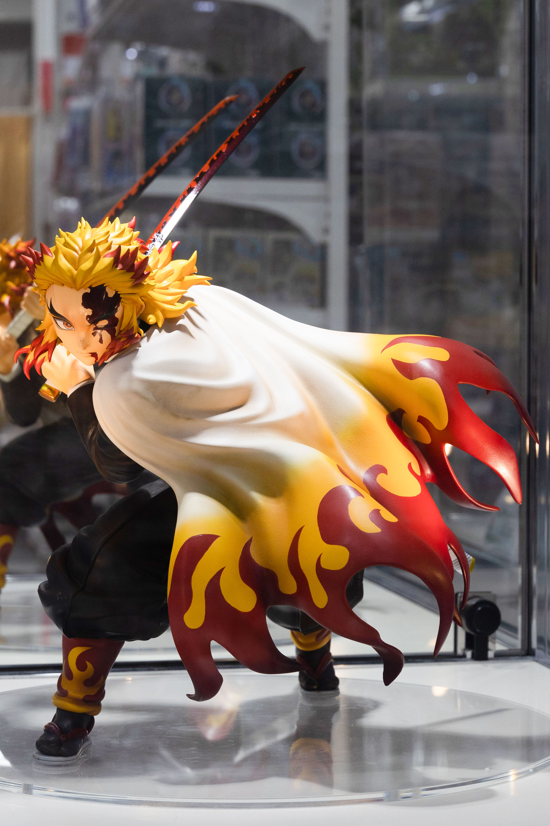 全高は約420mmだ。炎のエフェクトが付属した完全版は、全高700mmを超える巨大サイズになる。