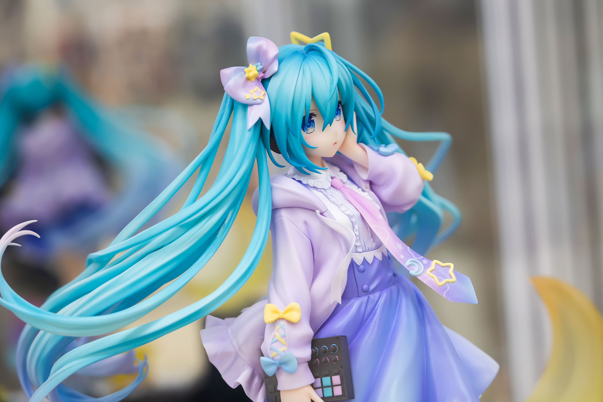 長いツインテール部分はふんわりと風になびいているようだ。