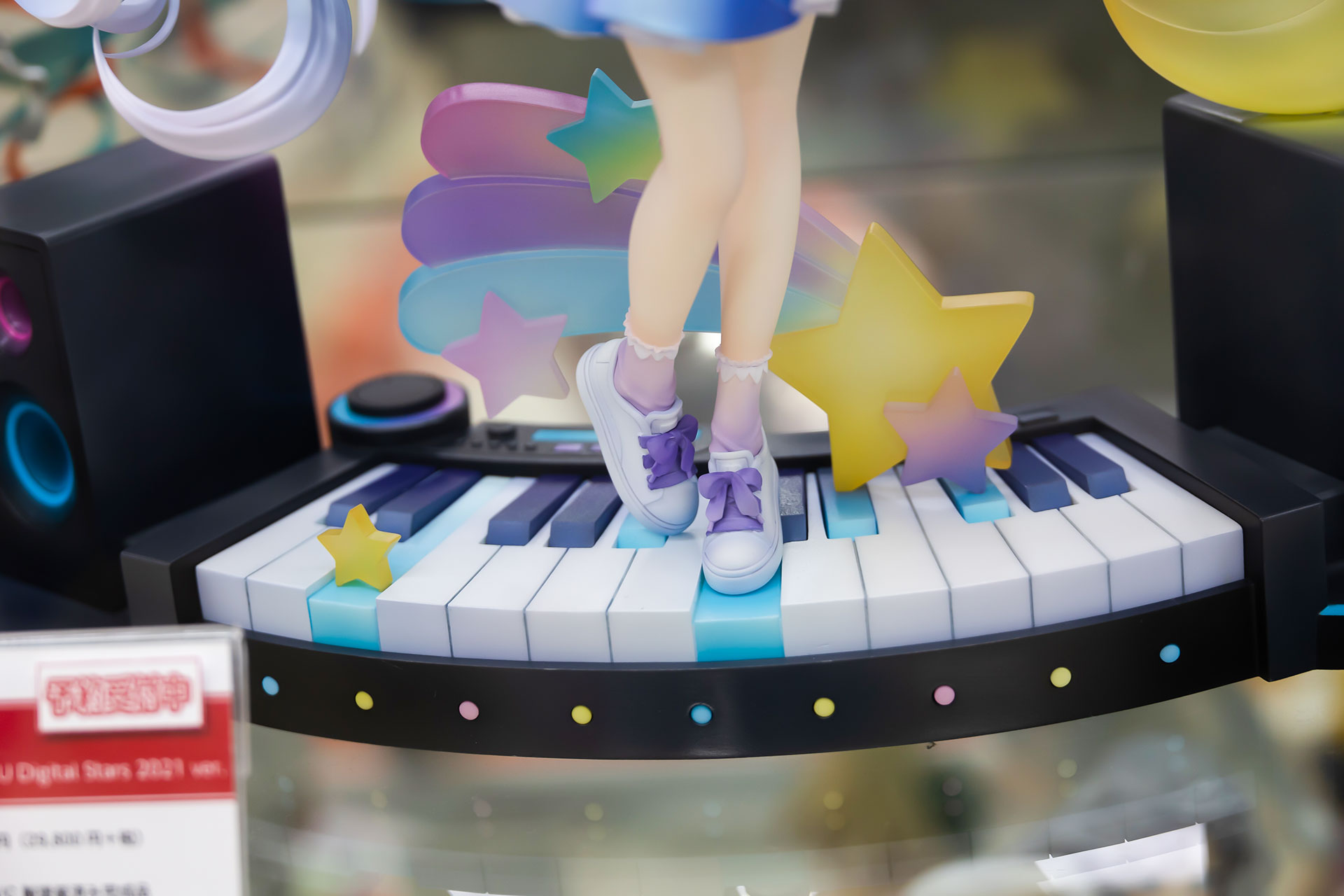 台座と呼んでいいのかわからないぐらい凝った作りの足元部分。