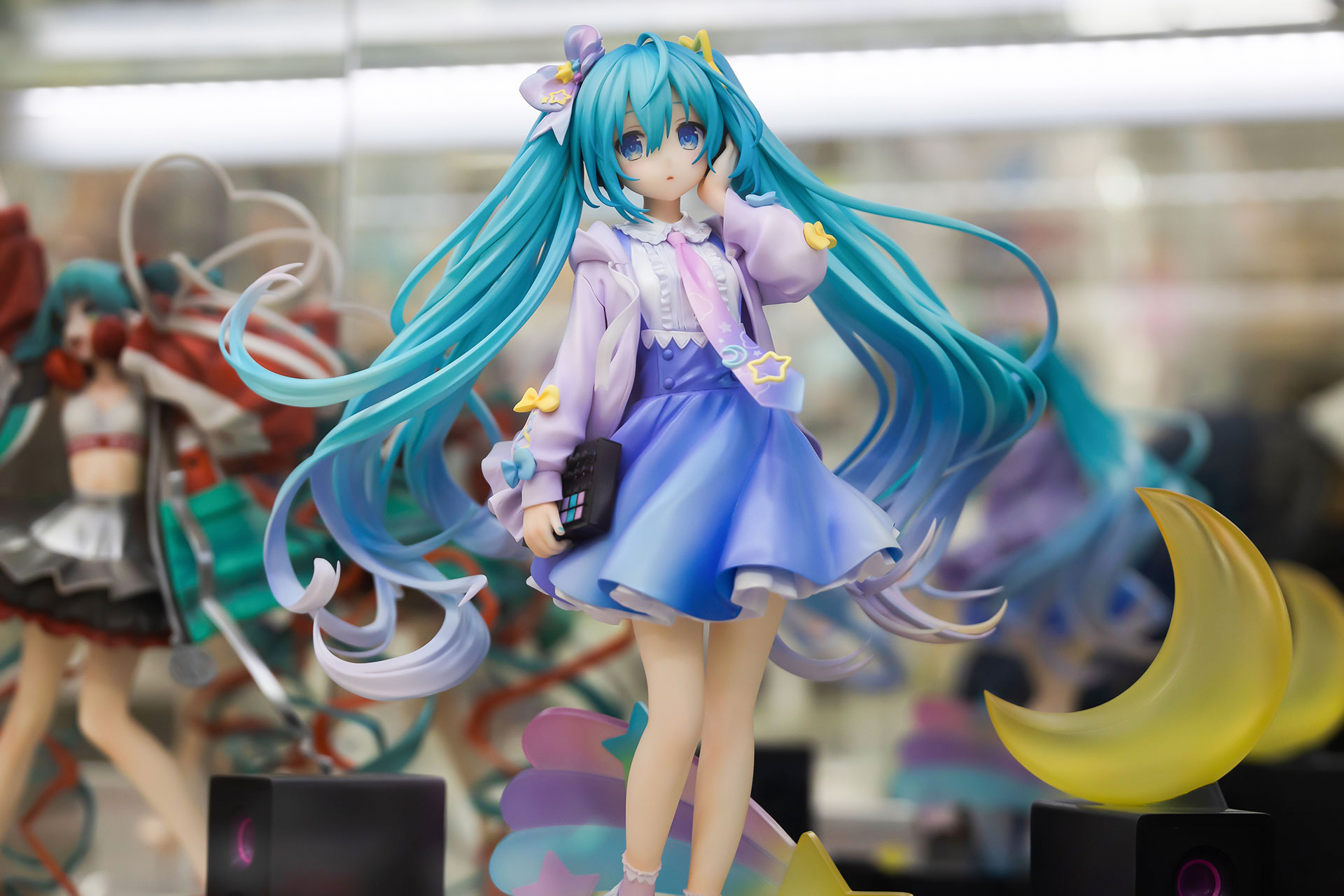 全高は、台座部分を含めて約255mm。部屋に飾っておくにはちょうどいいサイズ感である。