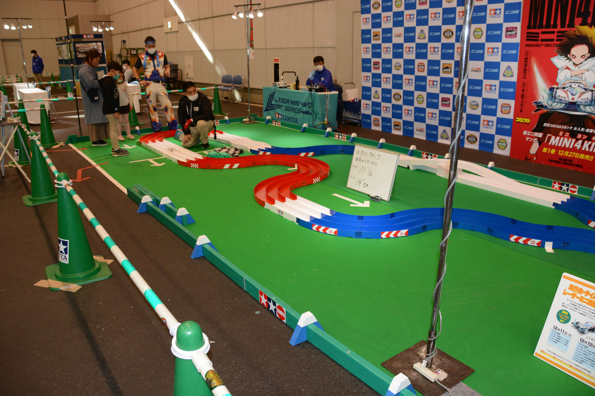 ミニ四駆は会場で購入し、製作した上で走らせることができる。自分の愛車を持ち込むのも、レンタルもアリだ。RC体験など、体験コーナーが充実している