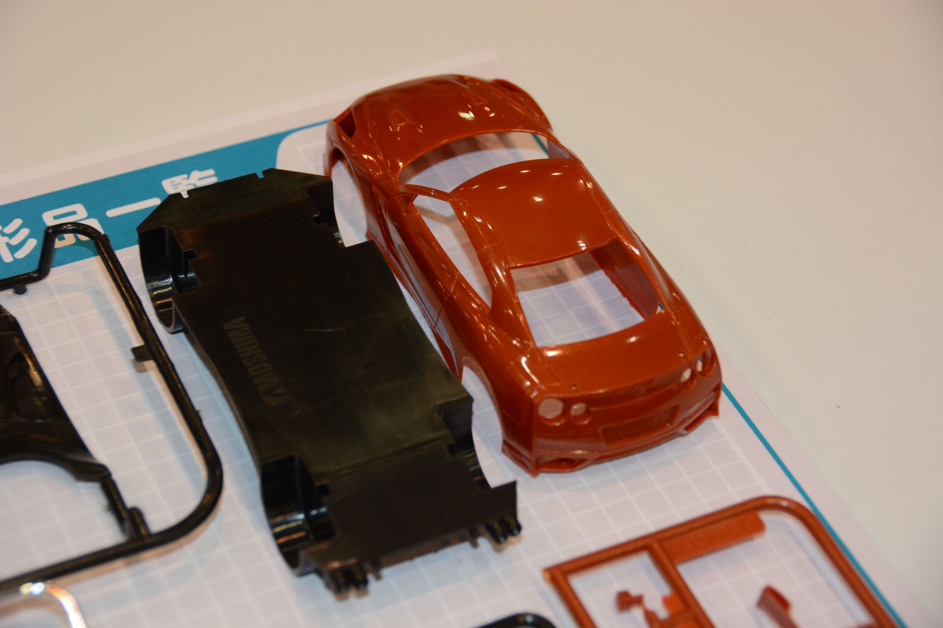 手軽さがウリのスナップフィットモデルは、ボディをABSで作ることでつやのある成型を実現。塗装なしの組み立てただけでまるでクリア塗装をしたような質感が得られる。素組みモデラーにも満足できるようにしているという