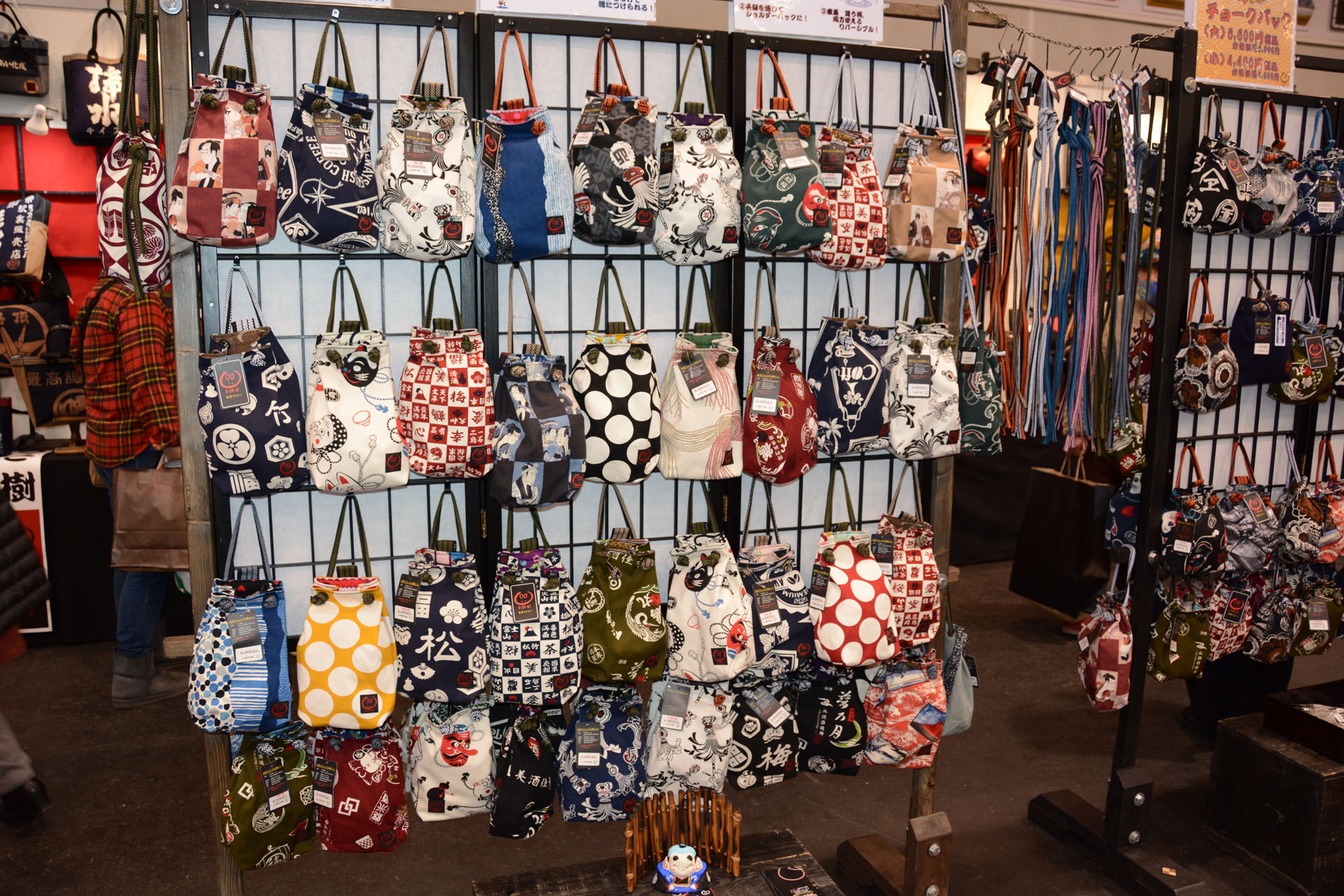 がらりと雰囲気が変わる南館。アクセサリーや小物などが中心だが、購入するだけでなく、「自分で作る」ところが多いのが、このイベントの面白さだ