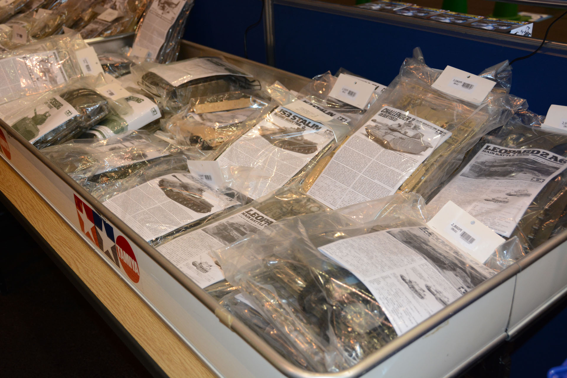 ある意味ショーの華といえるジャンクパーツ販売。パーツを吟味しているモデラーたちの表情は真剣だ