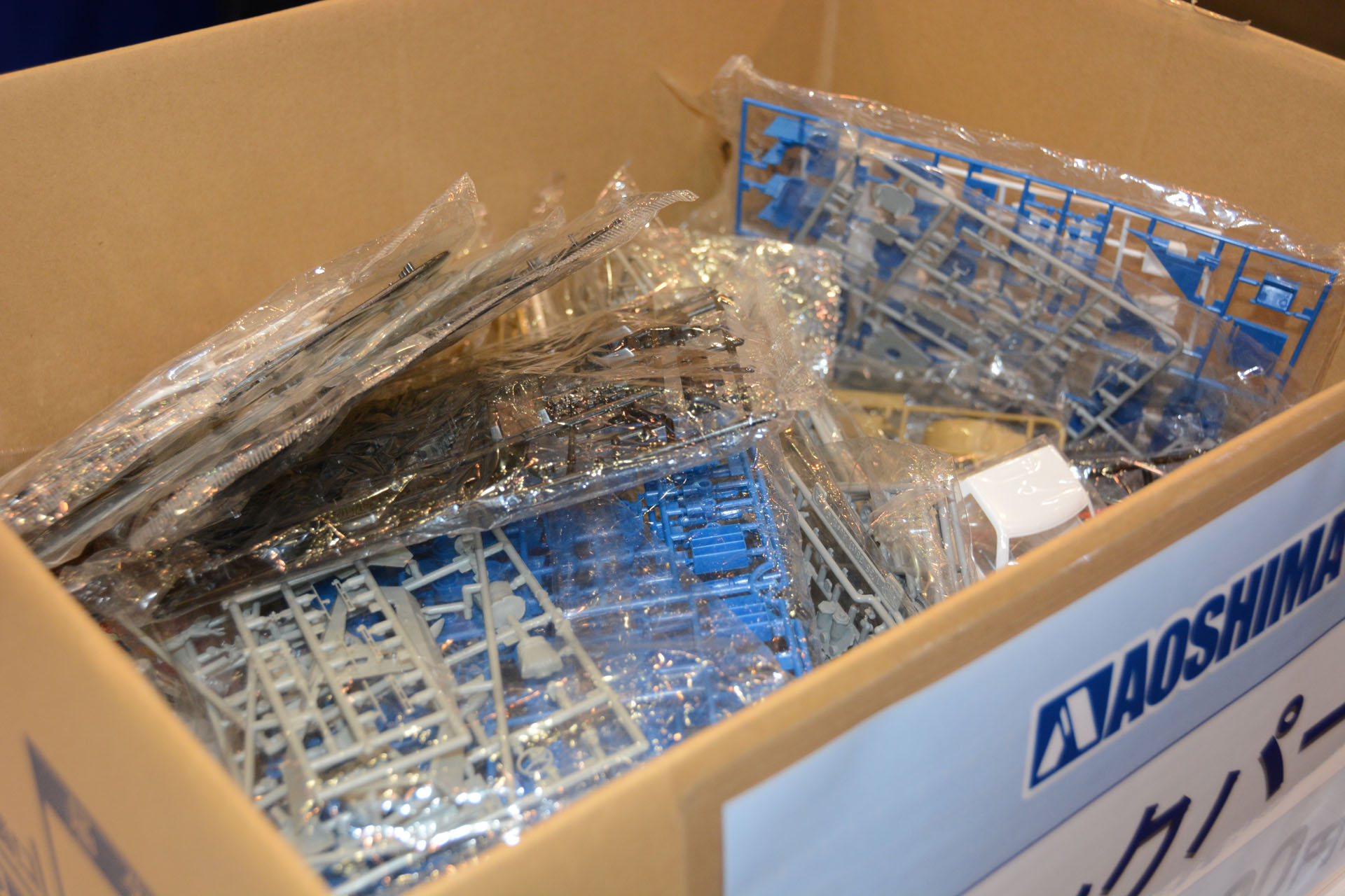 ある意味ショーの華といえるジャンクパーツ販売。パーツを吟味しているモデラーたちの表情は真剣だ