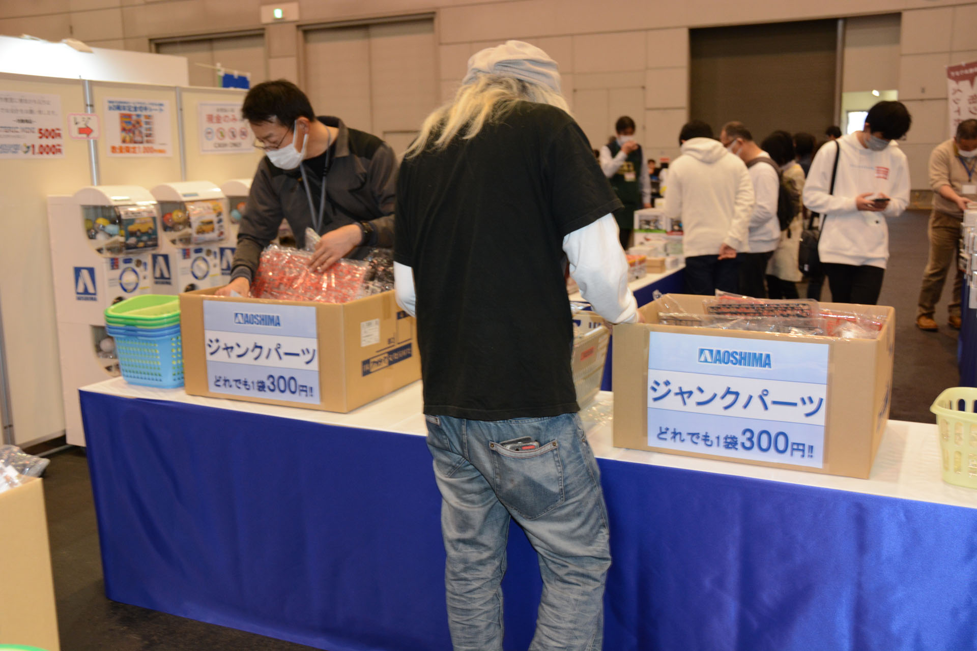 ある意味ショーの華といえるジャンクパーツ販売。パーツを吟味しているモデラーたちの表情は真剣だ