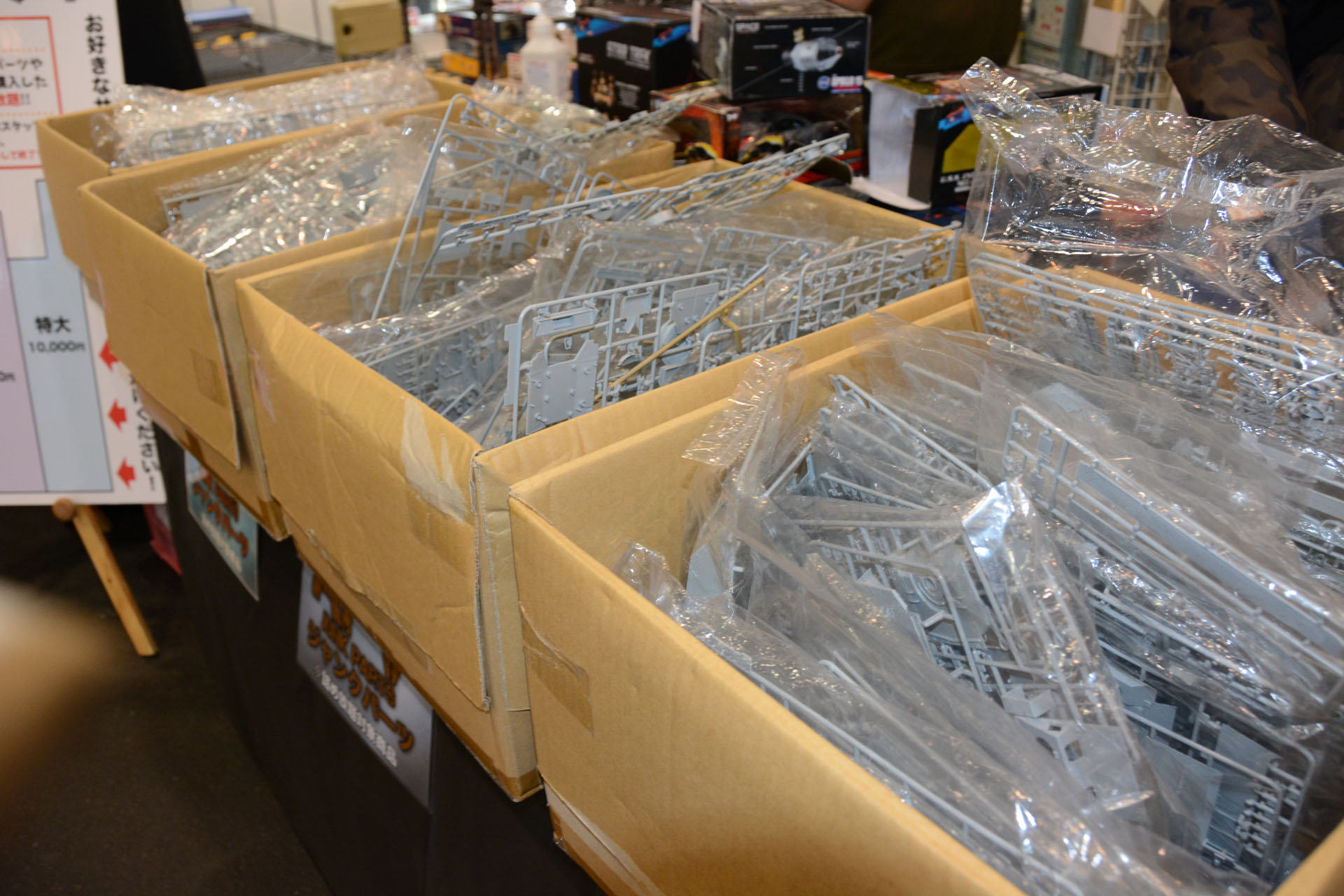 ある意味ショーの華といえるジャンクパーツ販売。パーツを吟味しているモデラーたちの表情は真剣だ