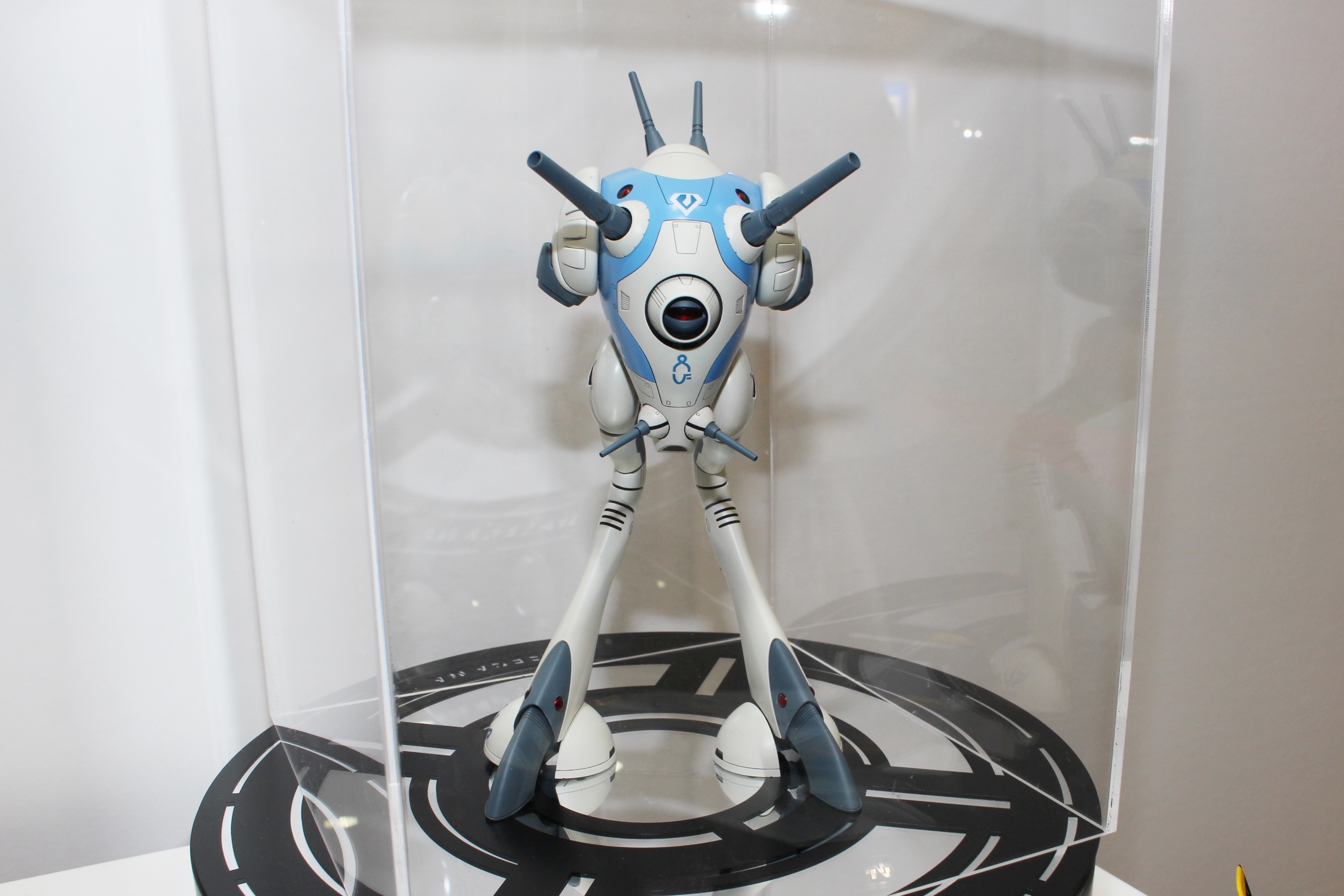 2本脚の鳥のような独特の姿をキット化。同社の「マクロス」シリーズの主なラインナップに合わせた1/72スケールとなる