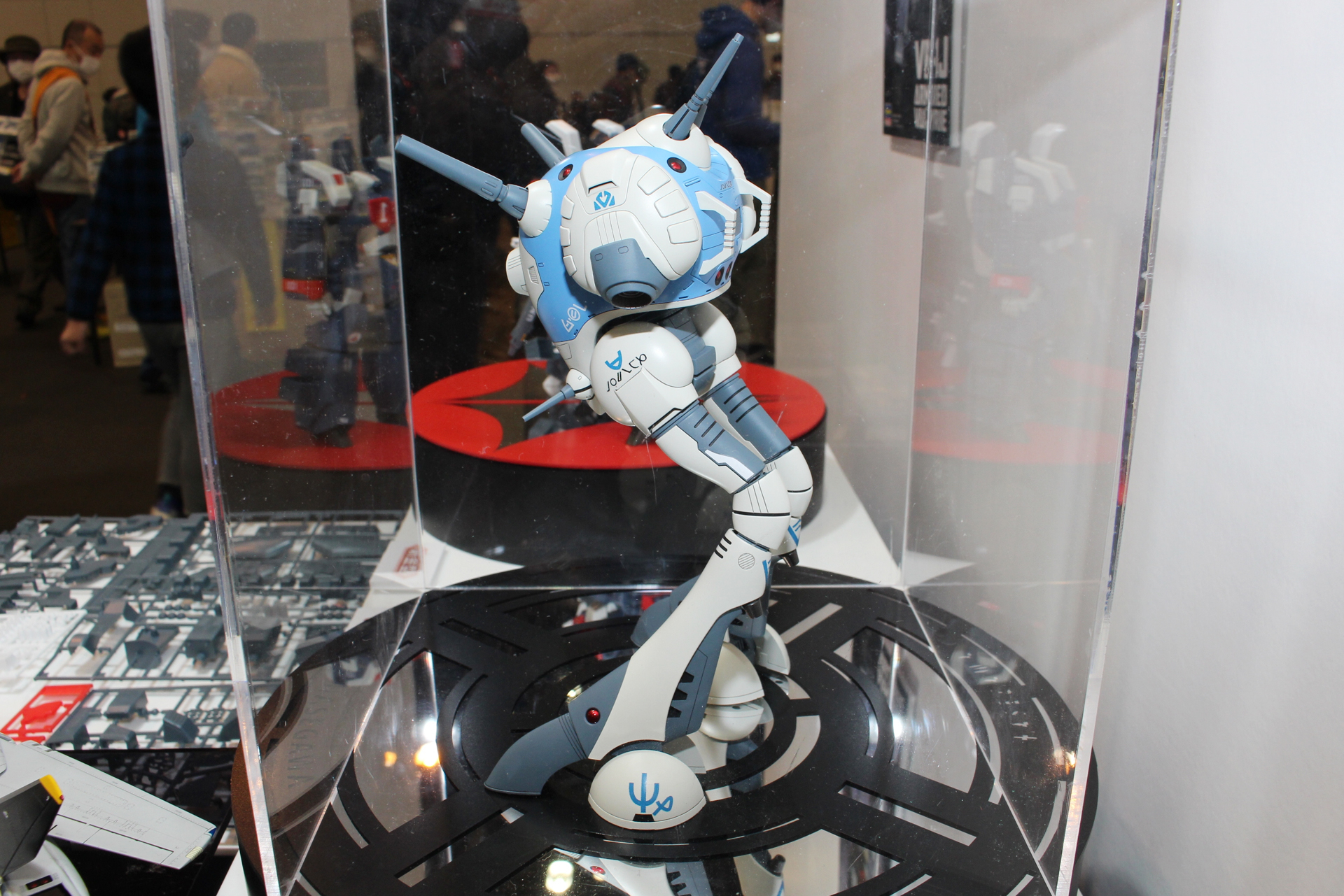 横からのビュー。本体と脚部のバランスもバッチリだ