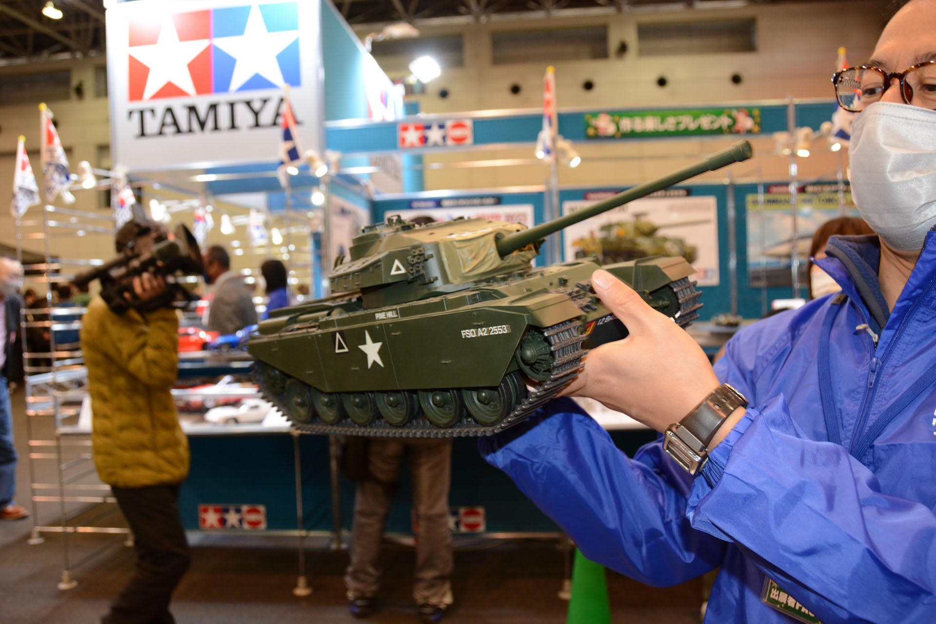 スタッフに持ち上げてもらった。改めて商品の大きさがよくわかる