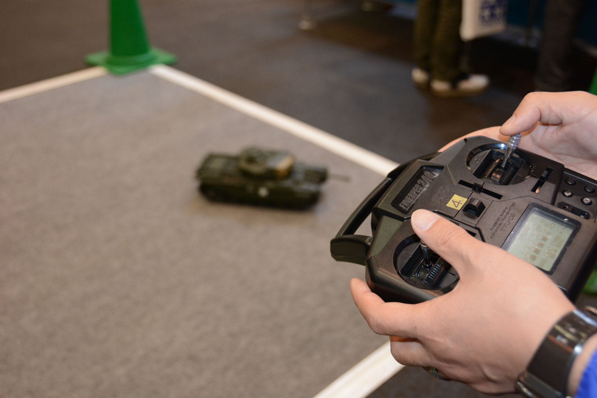 プロポでRCカーのように手軽に操作できるのは、制御ボックスのプログラムの優秀さだ