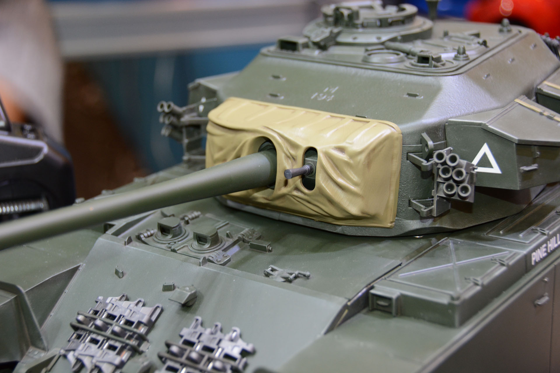 砲塔の可動部を覆うカバーは可動範囲をなくした見栄え重視のパーツも用意してある。布を外した部分もしっかり造形されているという