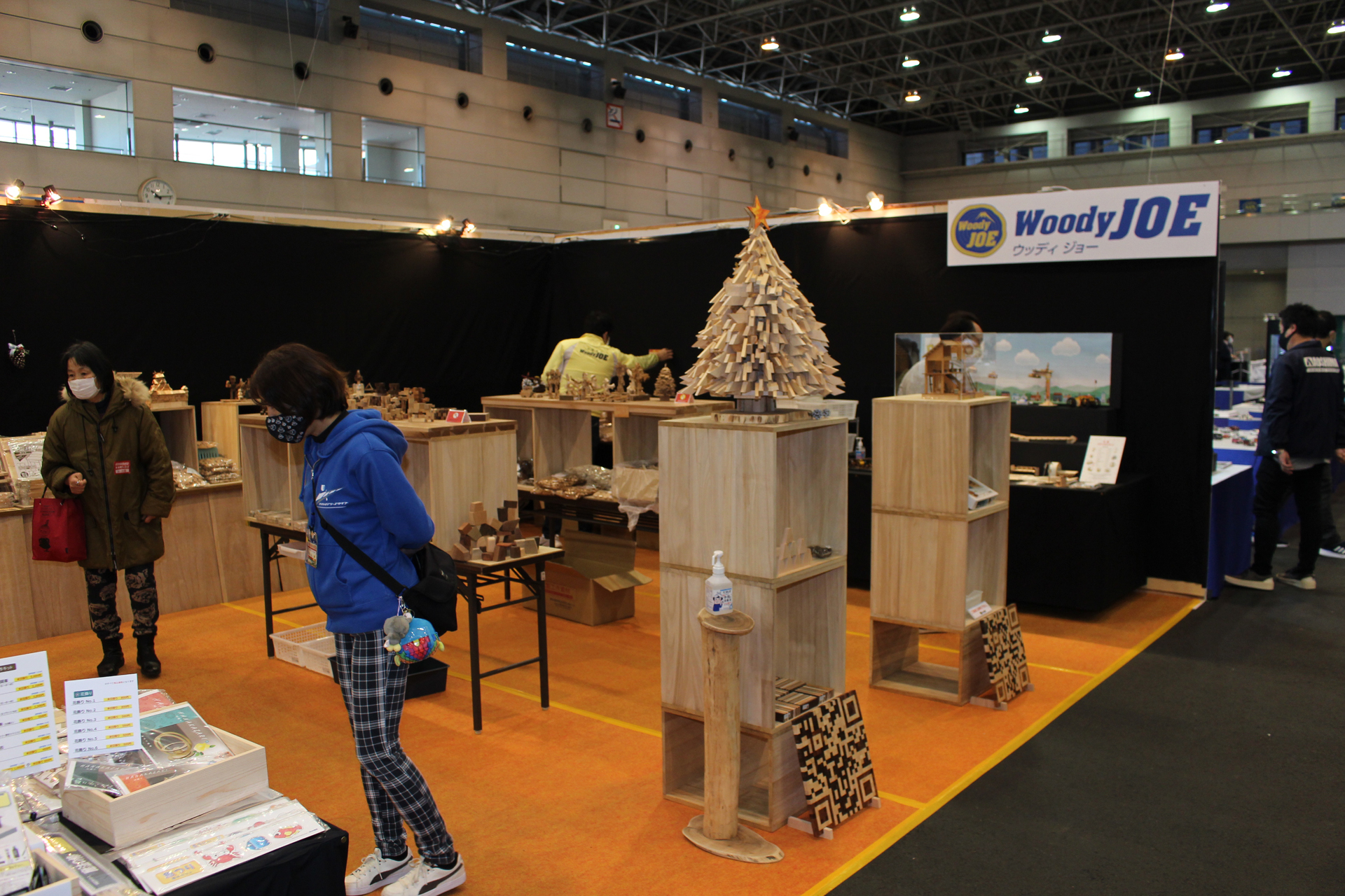 木のイメージを強く打ち出していたウッディージョーのブース。中央には木で作られたクリスマスツリーを設置