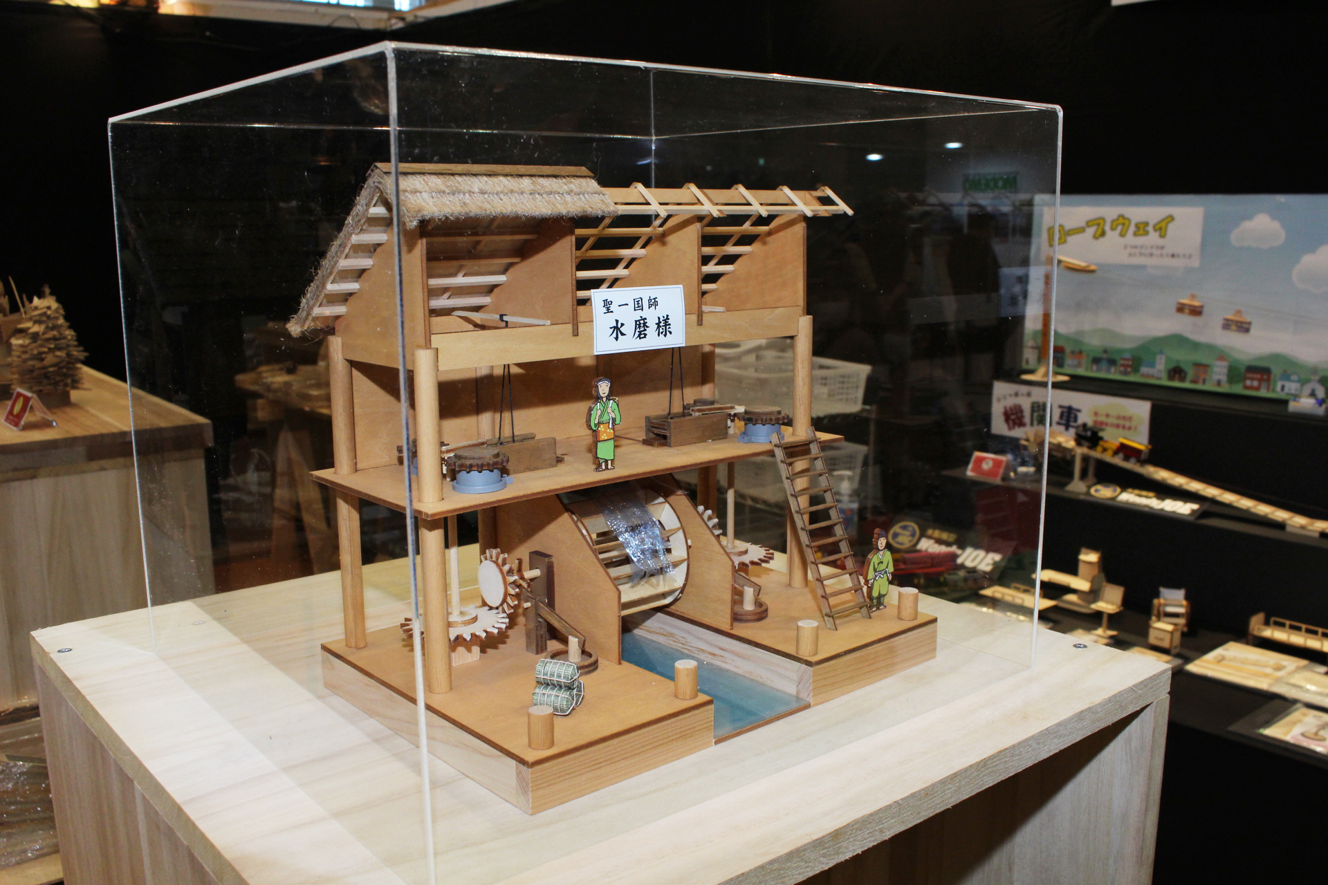 鎌倉時代の水車小屋「水磨様(すいまよう)」のキット。製作難度は低めで、水車を回すと杵や石臼などが可動する