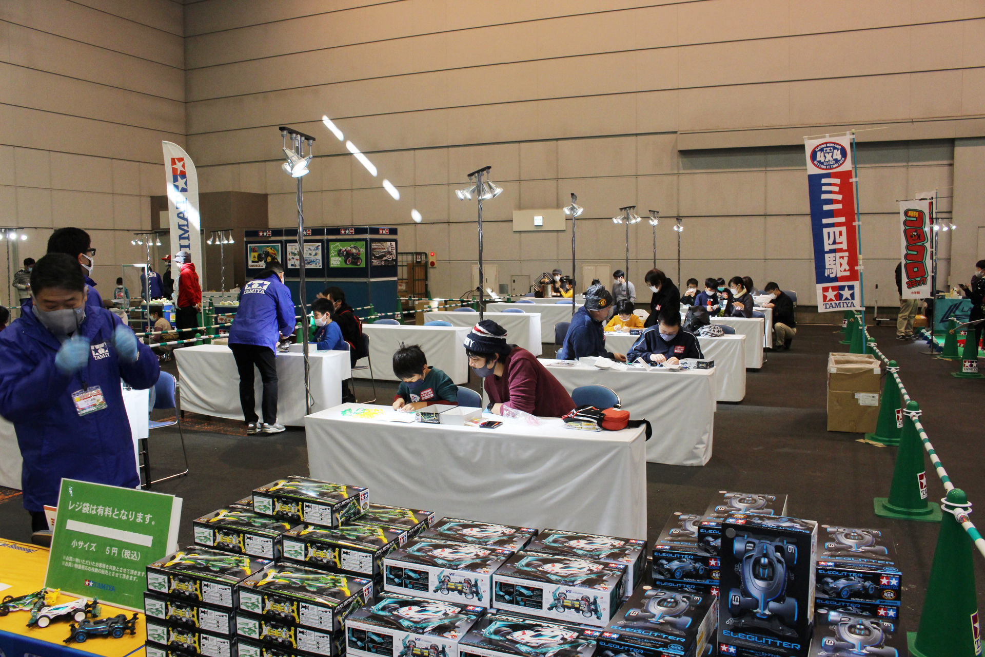 ブースでミニ四駆と電池のセットを購入すると参加可能。最新のレーザーミニ四駆「ロードスピリット」も選べた