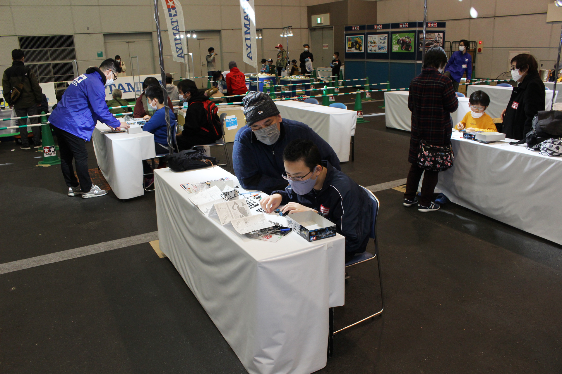 説明書を見ながら組み立てる家族連れの来場者。作るだけでなく、すぐに走らせることができるのも嬉しい
