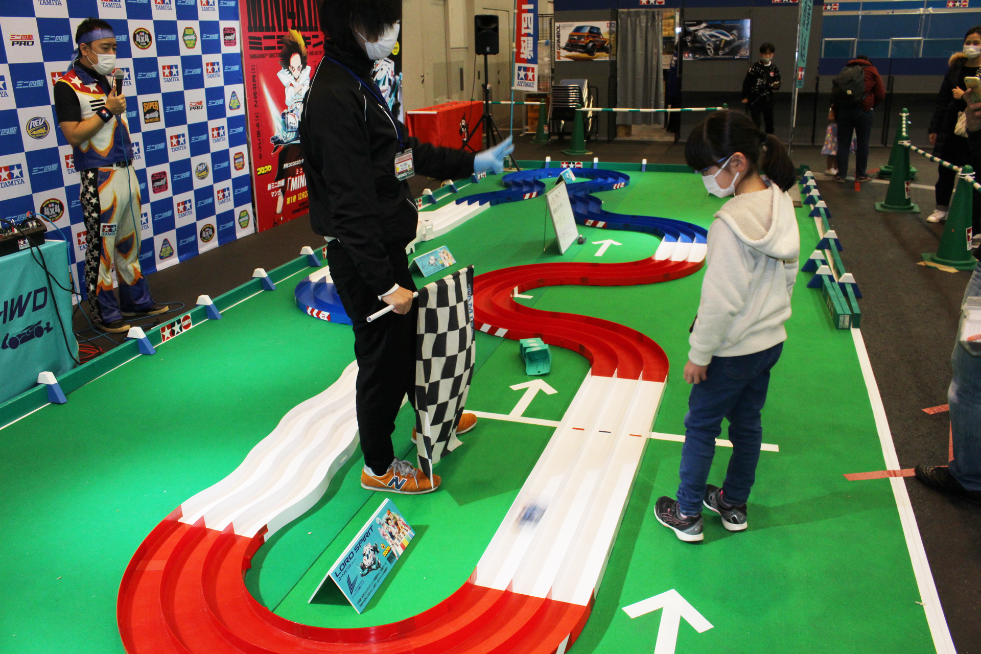 コースにはMCガッツさんの姿も。参加者のテスト走行の様子を実況していた