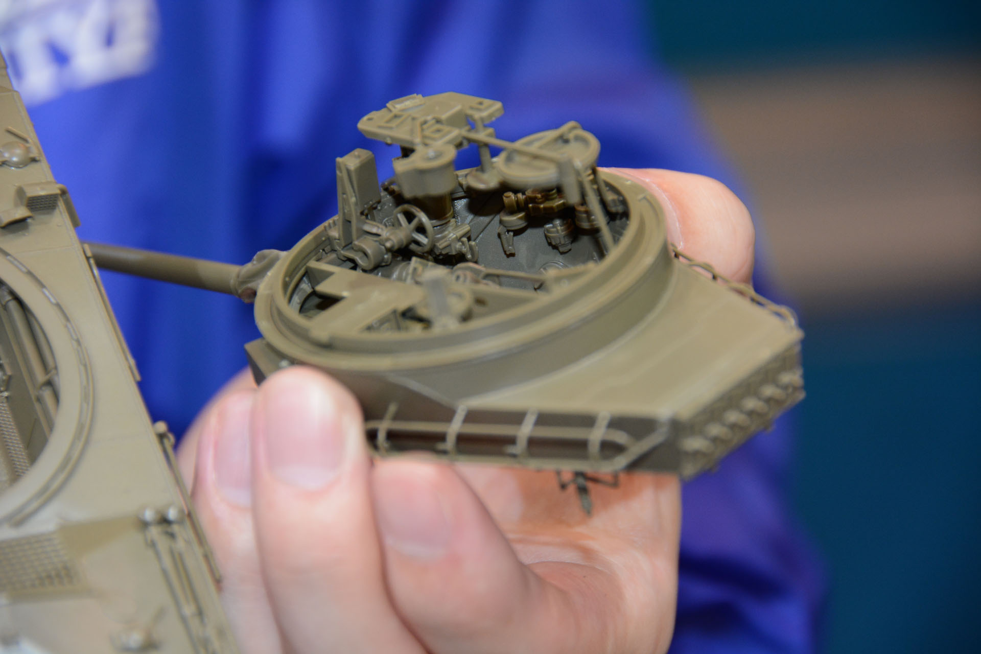 砲塔内部のぎっしりとしたメカ描写、車体部分にもメカの描写はあり、最新資料によるこだわりの表現が楽しい