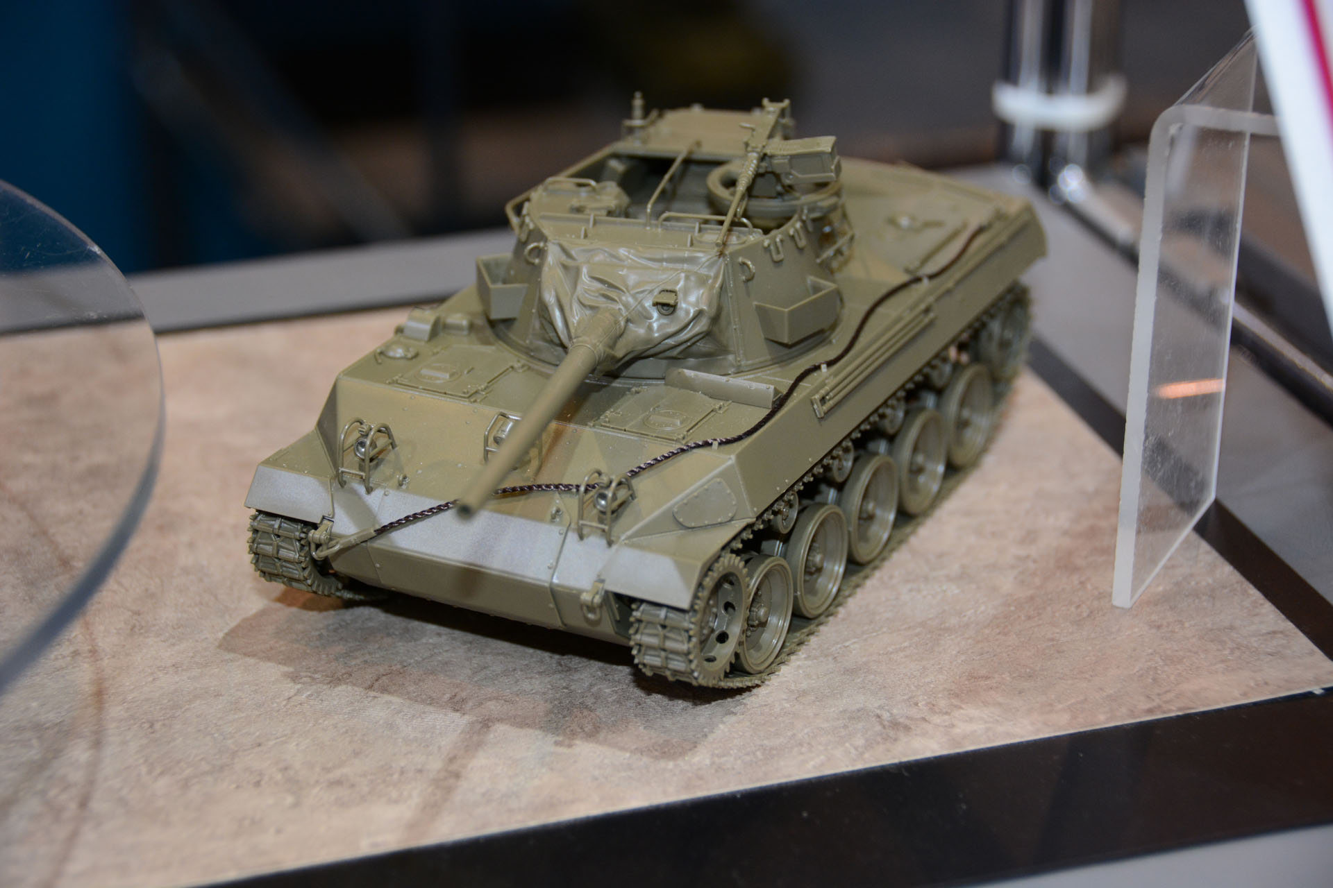 砲塔内部のぎっしりとしたメカ描写、車体部分にもメカの描写はあり、最新資料によるこだわりの表現が楽しい