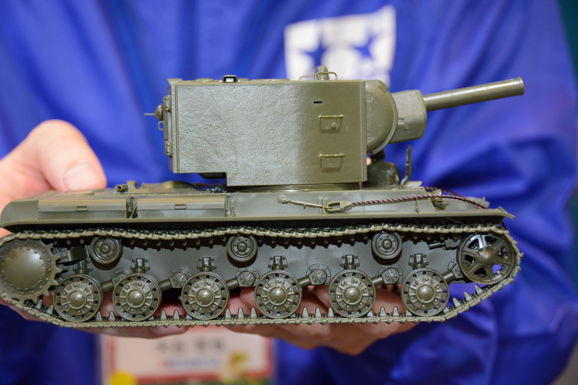 大きな砲塔が特徴の「1/35 ソビエト重戦車 KV-2」、発売日・価格未定。側面の鋳造ならではの表面処理が見所だ
