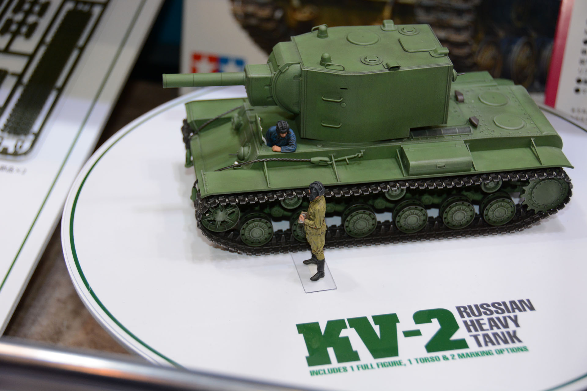 大きな砲塔が特徴の「1/35 ソビエト重戦車 KV-2」、発売日・価格未定。側面の鋳造ならではの表面処理が見所だ