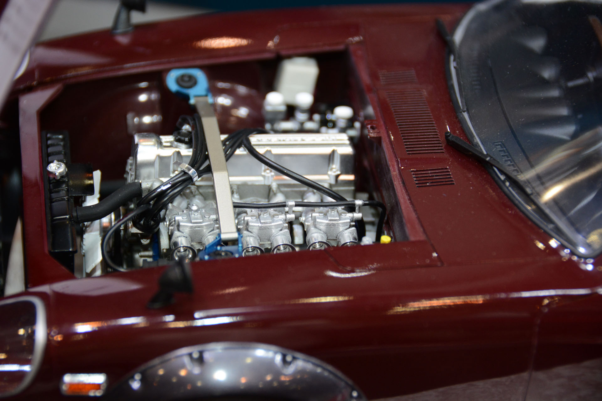 「1/12 NISSAN フェアレディ 240ZG ストリートカスタム」、12月25日発売。価格は16,500円(税込)。全長356mmのビックサイズ。金属パーツを使用したエンジン描写はリアルな質感で見応えがある