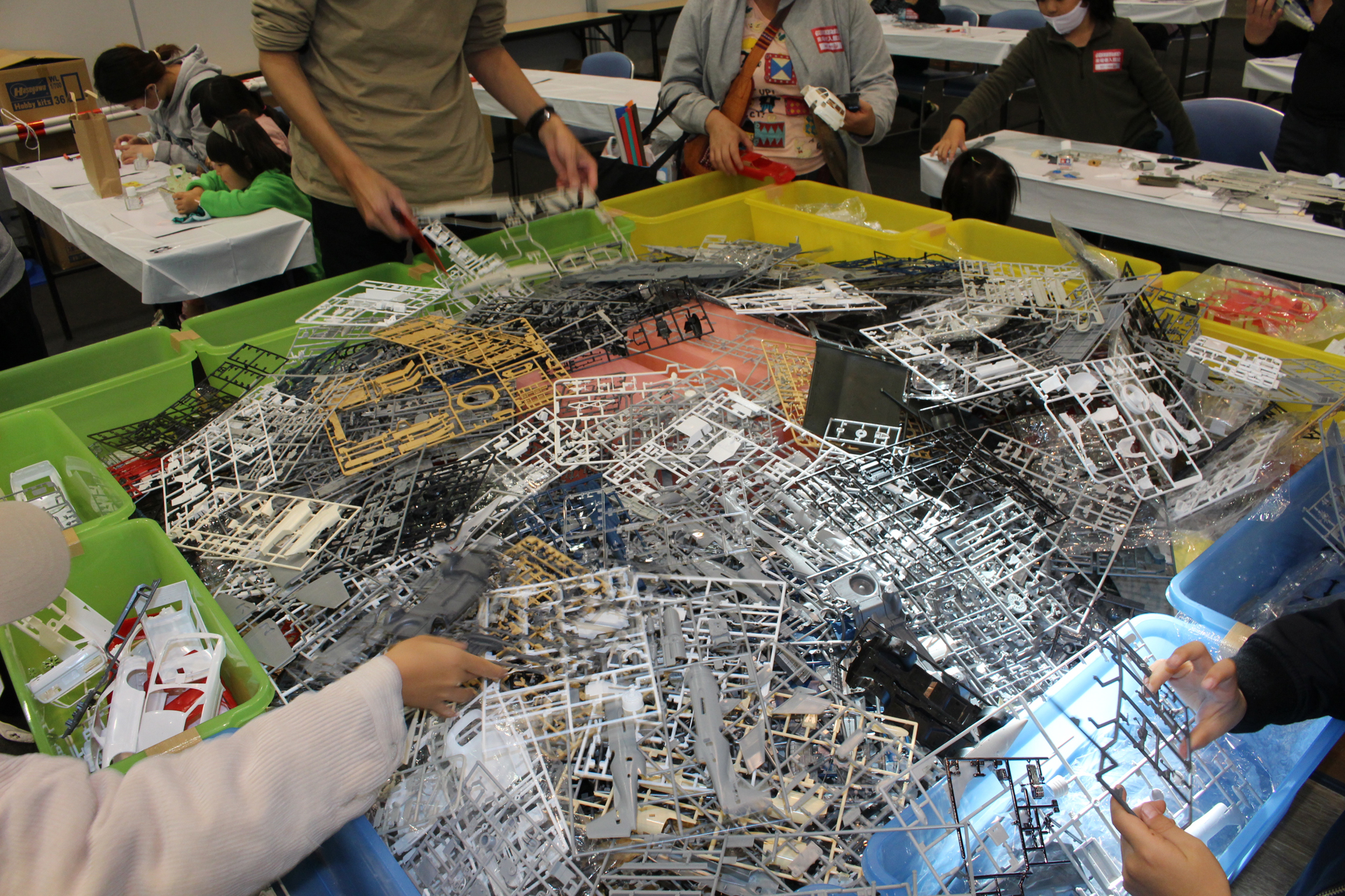 コーナーの中心に設置された大量のジャンクパーツが詰まった箱