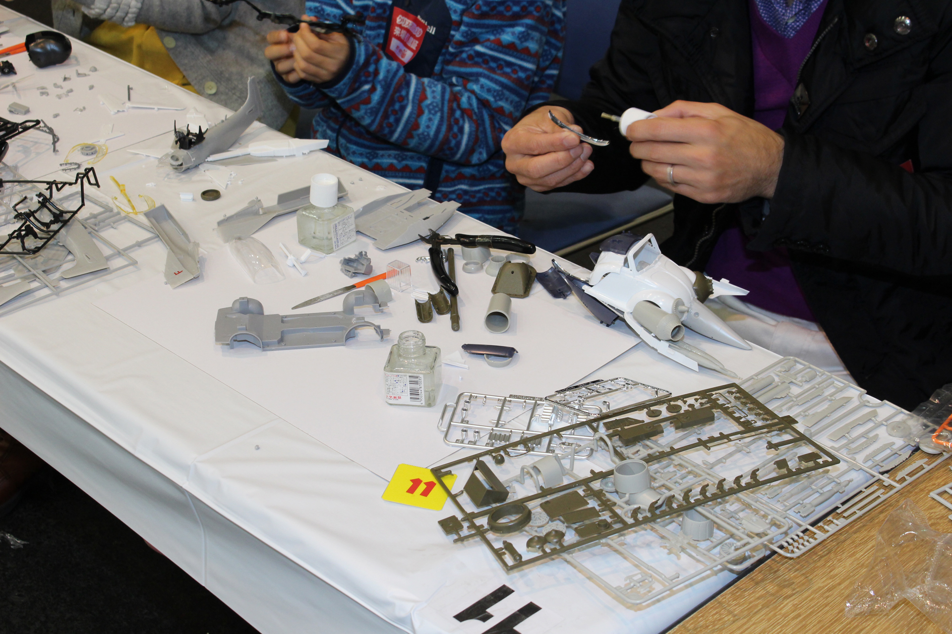 作るのに説明書もルールもない。パーツを切ったり接着したりして、自由な造形を作り上げていくのだ