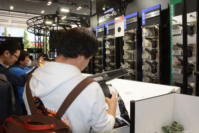 東京マルイのイベントでは商品が触れることが魅力。展示のみの場合もあるが、銃の質感や表面処理、重量などを目の前で見て体感することができる