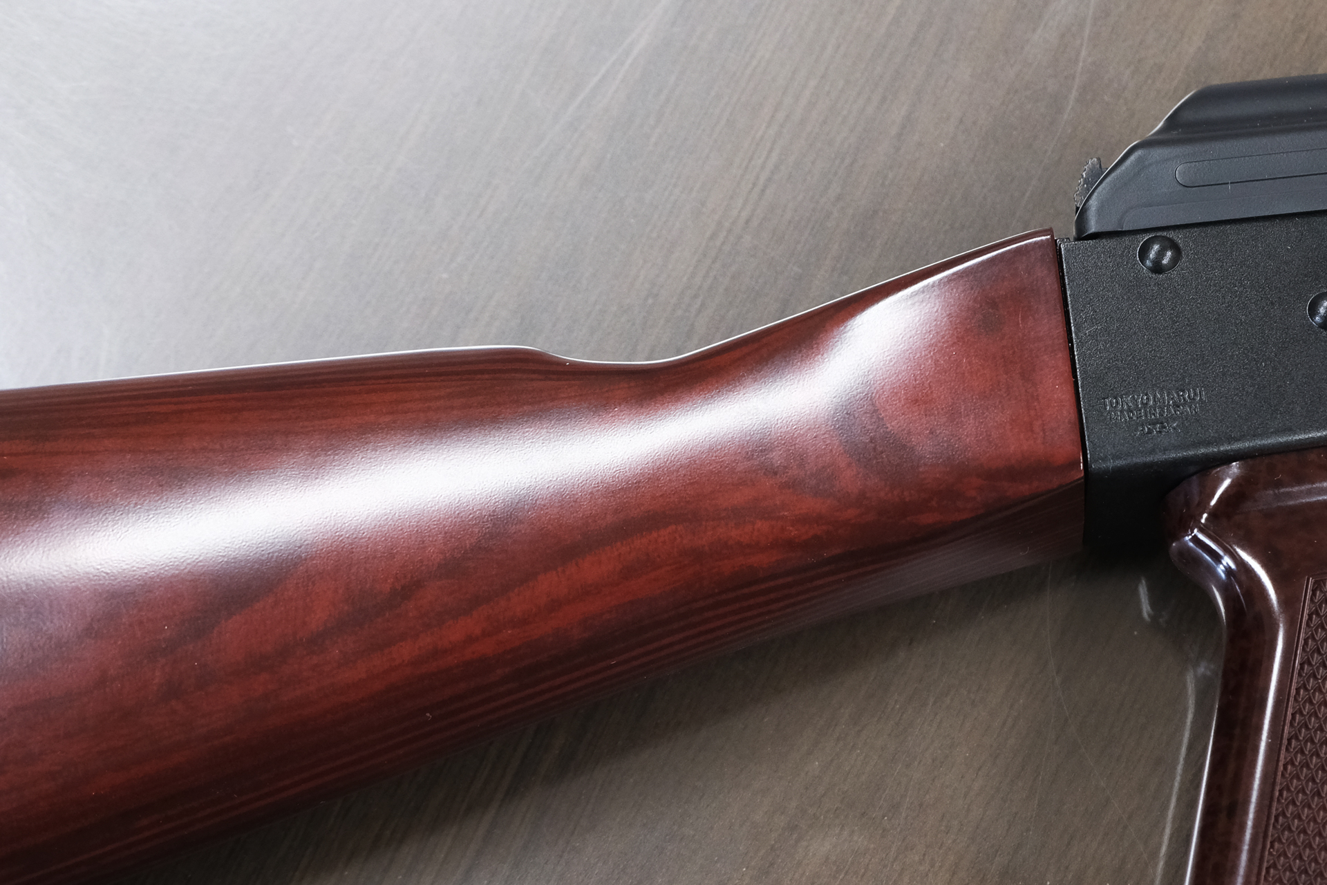 樹脂部品にプリントで木製部品の雰囲気を再現。ピンを印刷で再現するなどこだわりに満ちている