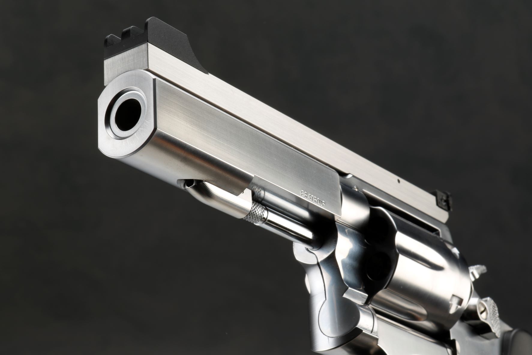 サイドを板のように平らに処理した銃身、上面も平らになっており、尾部にはカスタムの照準器が埋め込まれている