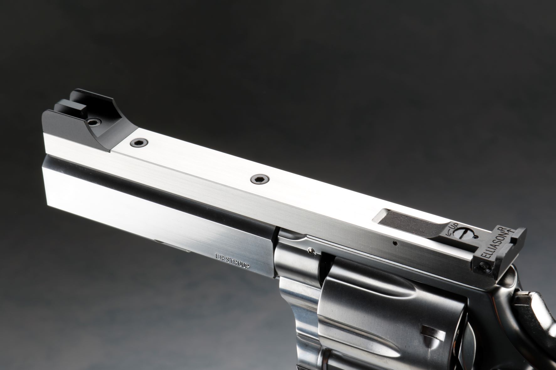 サイドを板のように平らに処理した銃身、上面も平らになっており、尾部にはカスタムの照準器が埋め込まれている