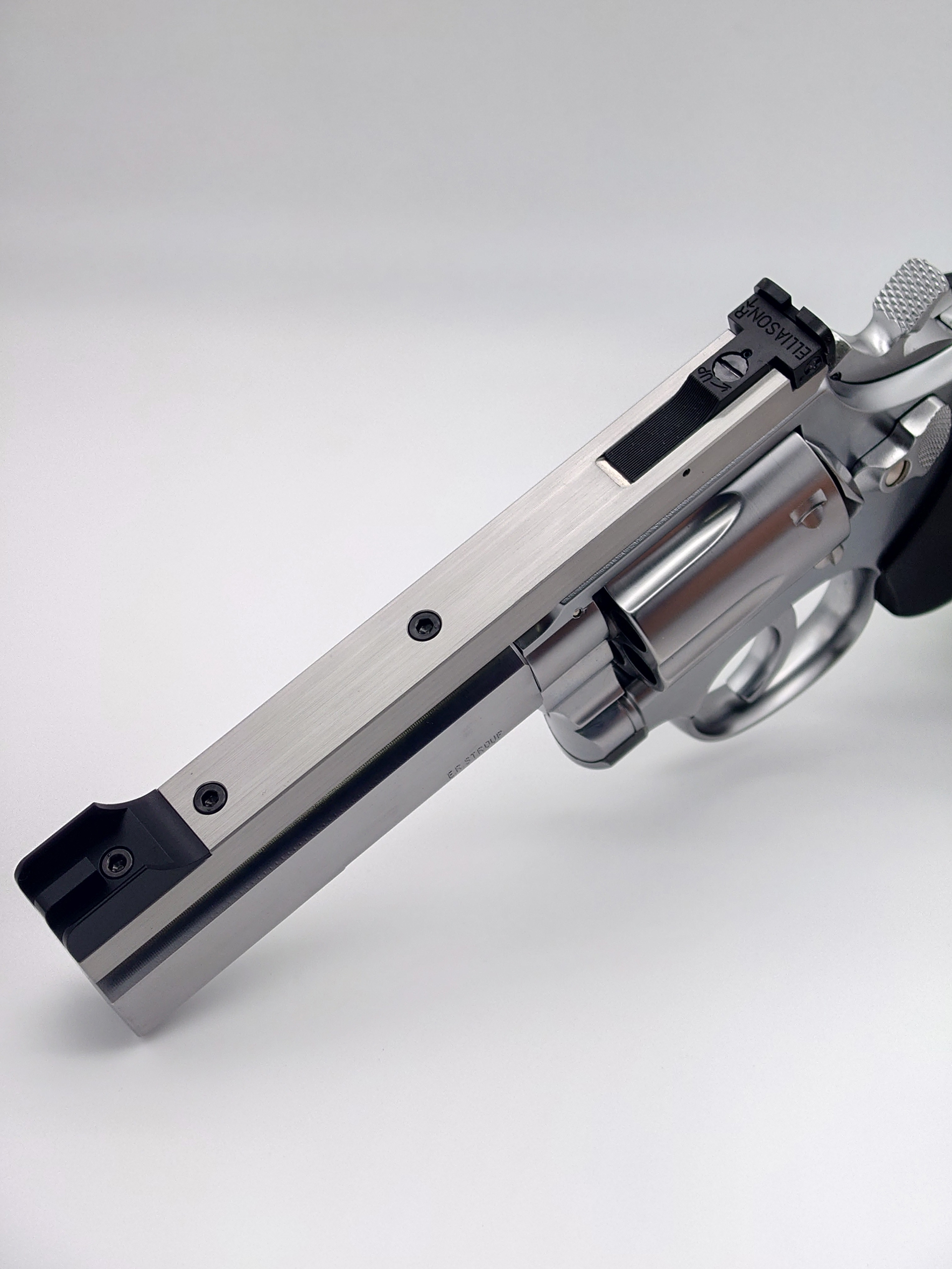 サイドを板のように平らに処理した銃身、上面も平らになっており、尾部にはカスタムの照準器が埋め込まれている