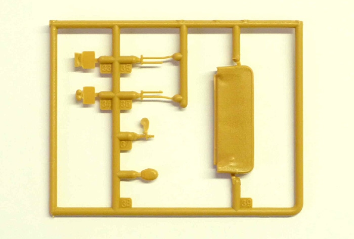 収納状態の幌やノテックライトのパーツもセット｡ナンバープレートはイタリア軍仕様とドイツ軍仕様が選べる